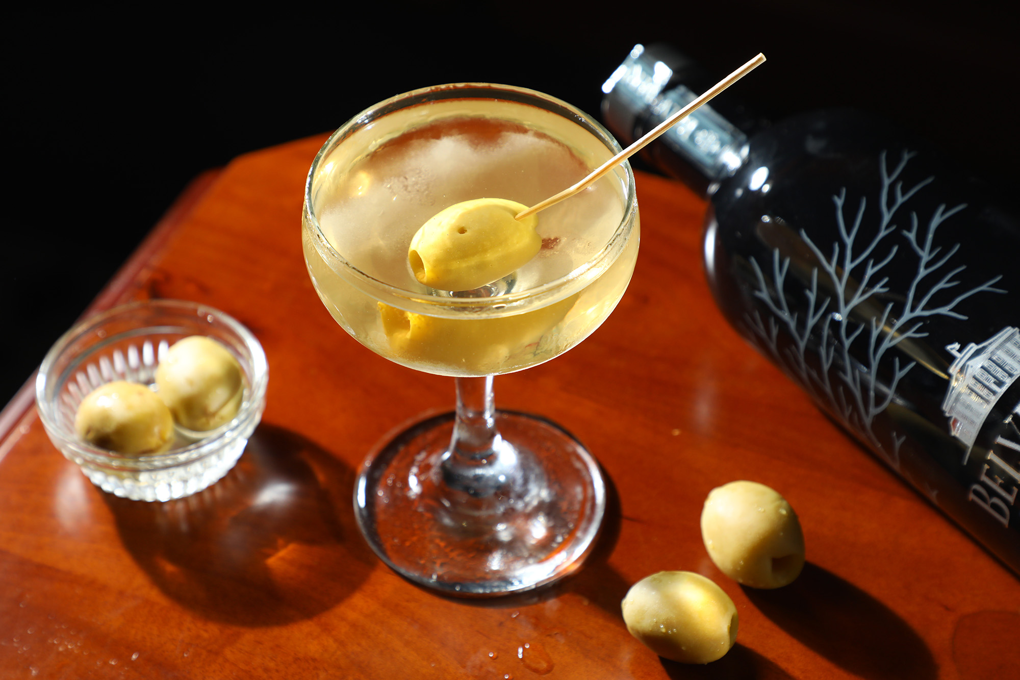 最受歡迎的餐前酒「Filthy Martini」,以雪樹迷霧之森單一莊園伏特加自製的煙燻橄欖鹽水調製。(港幣130元/杯,約NT$518)