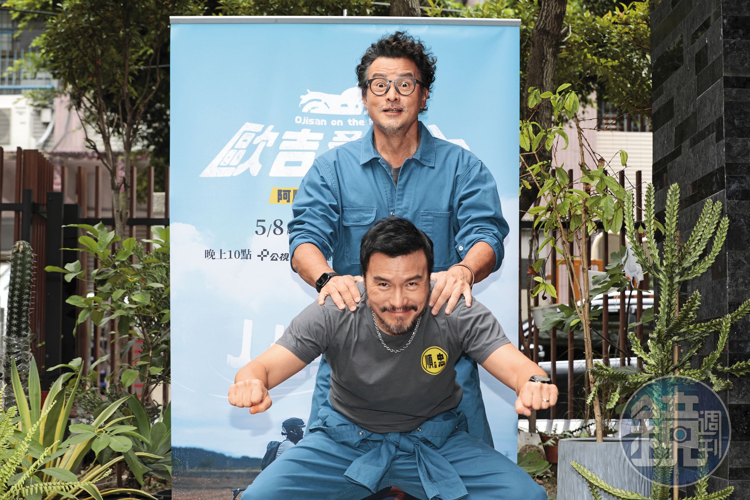 李銘順(後)、李銘忠(前)上演「勉為騎男」,前面這位的喀桃呼(台語:膝蓋)還好吧?(遞維骨力)