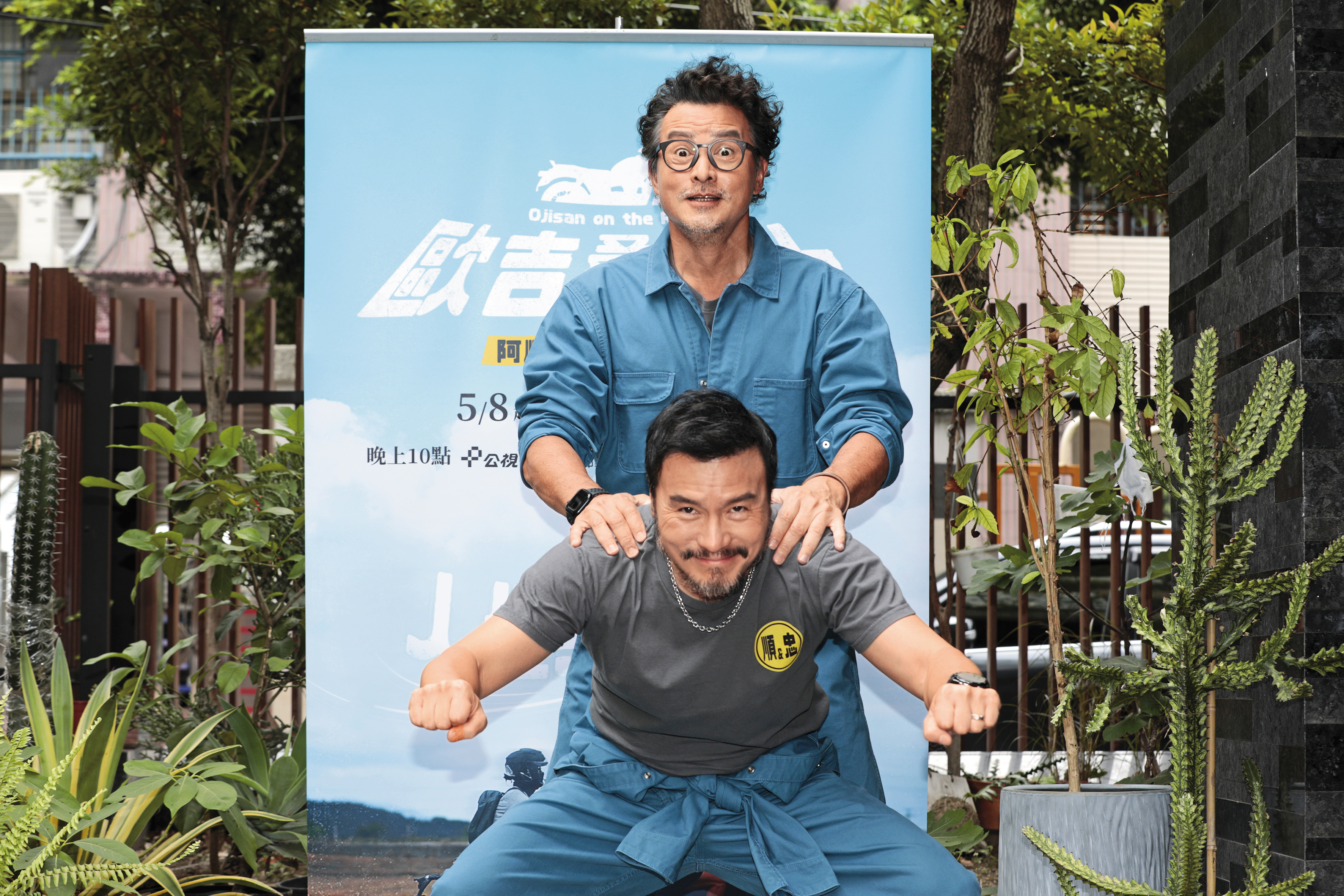 李銘順(後)、李銘忠(前)上演「勉為騎男」,前面這位的喀桃呼(台語:膝蓋)還好吧?(遞維骨力)
