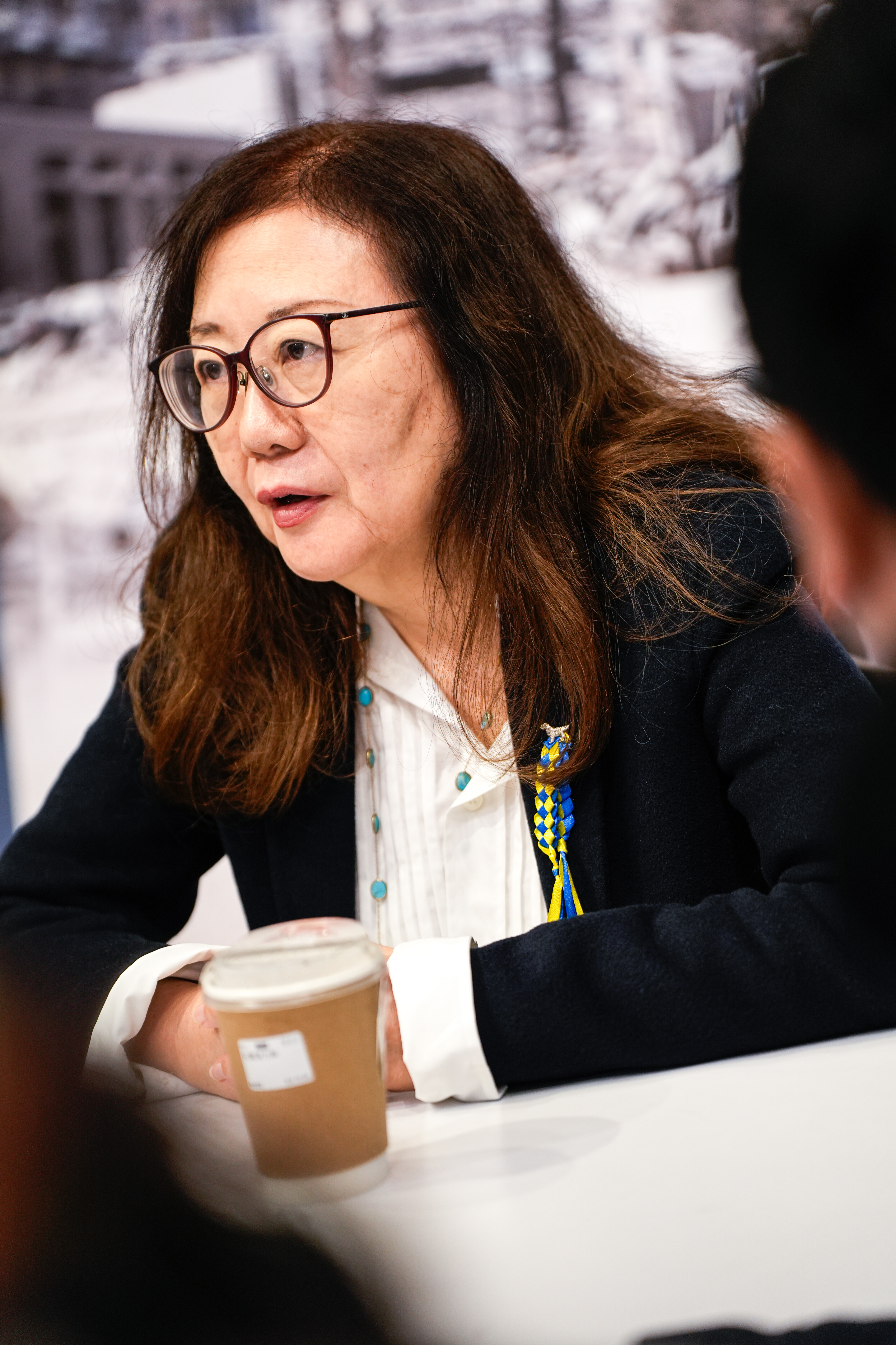 日本紀錄片導演山田茜與合作多年的攝影師谷茂岡 稔前往烏克蘭戰區，紀錄當地貓狗的命運。