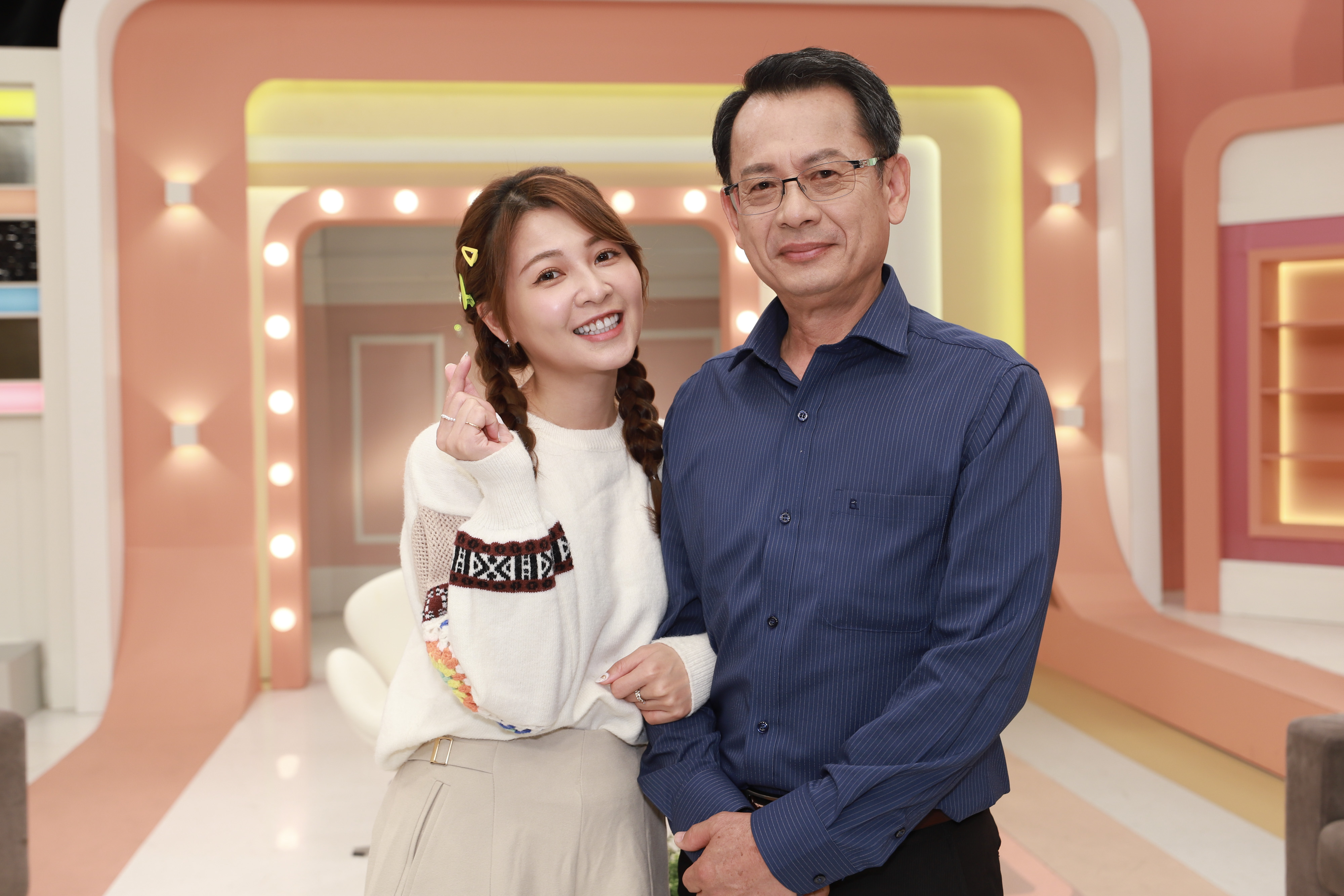 謝京穎與爸爸近日一起上節目錄影。（民視提供）