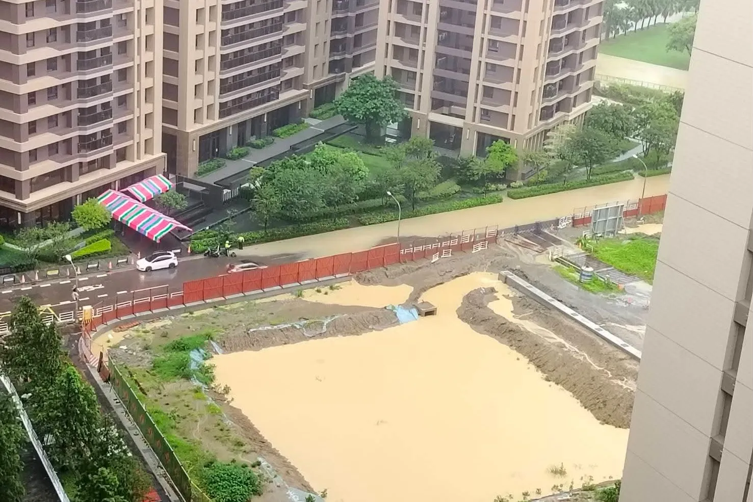 高雄連日降下豪雨，左營區桃子園路淹成「奶茶河」。（threads@davidthank710126授權提供）