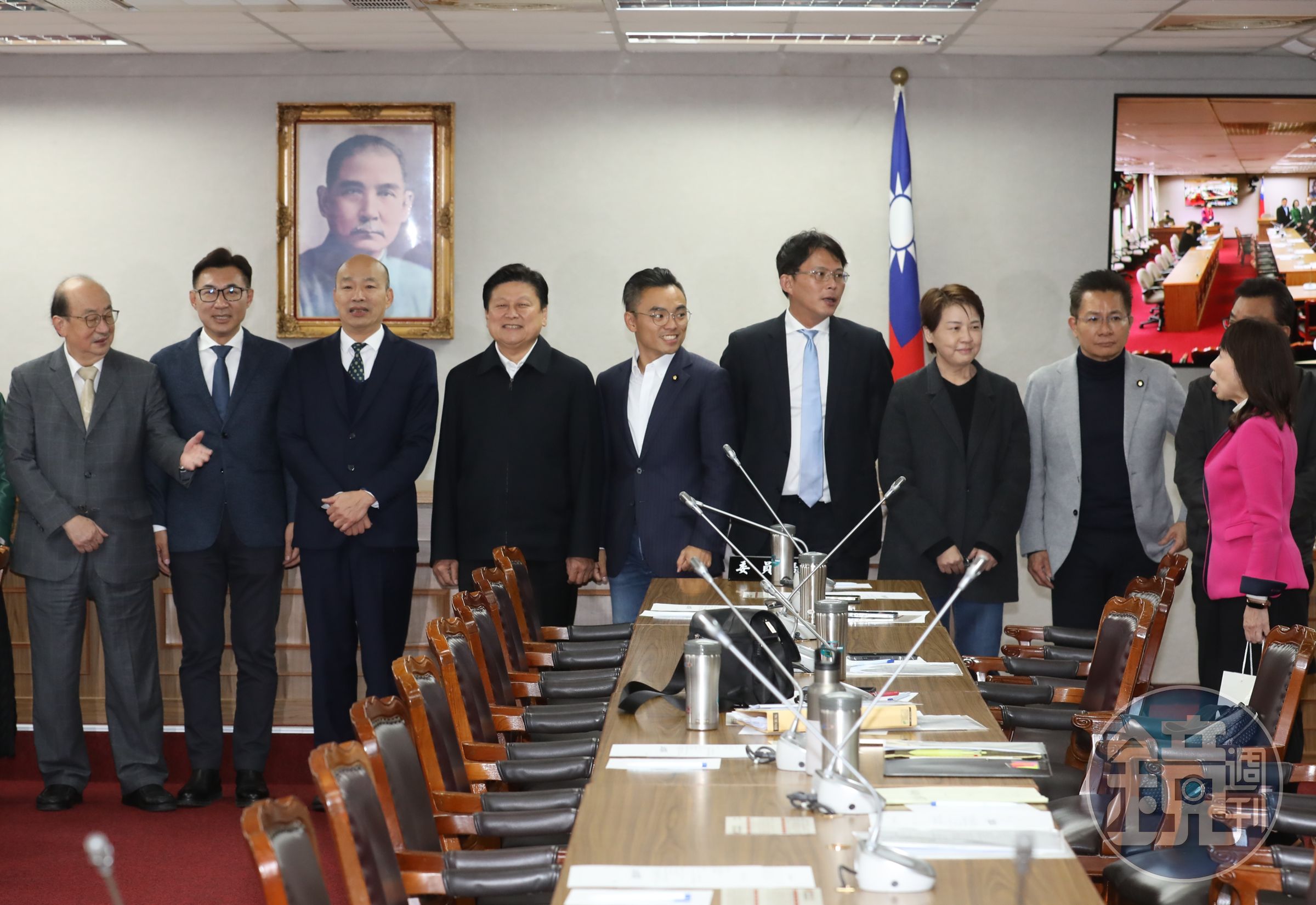 立法院長韓國瑜今(5日)朝野協商「初登板」,未料會議未正式開始,綠白陣營先爆出小口角。