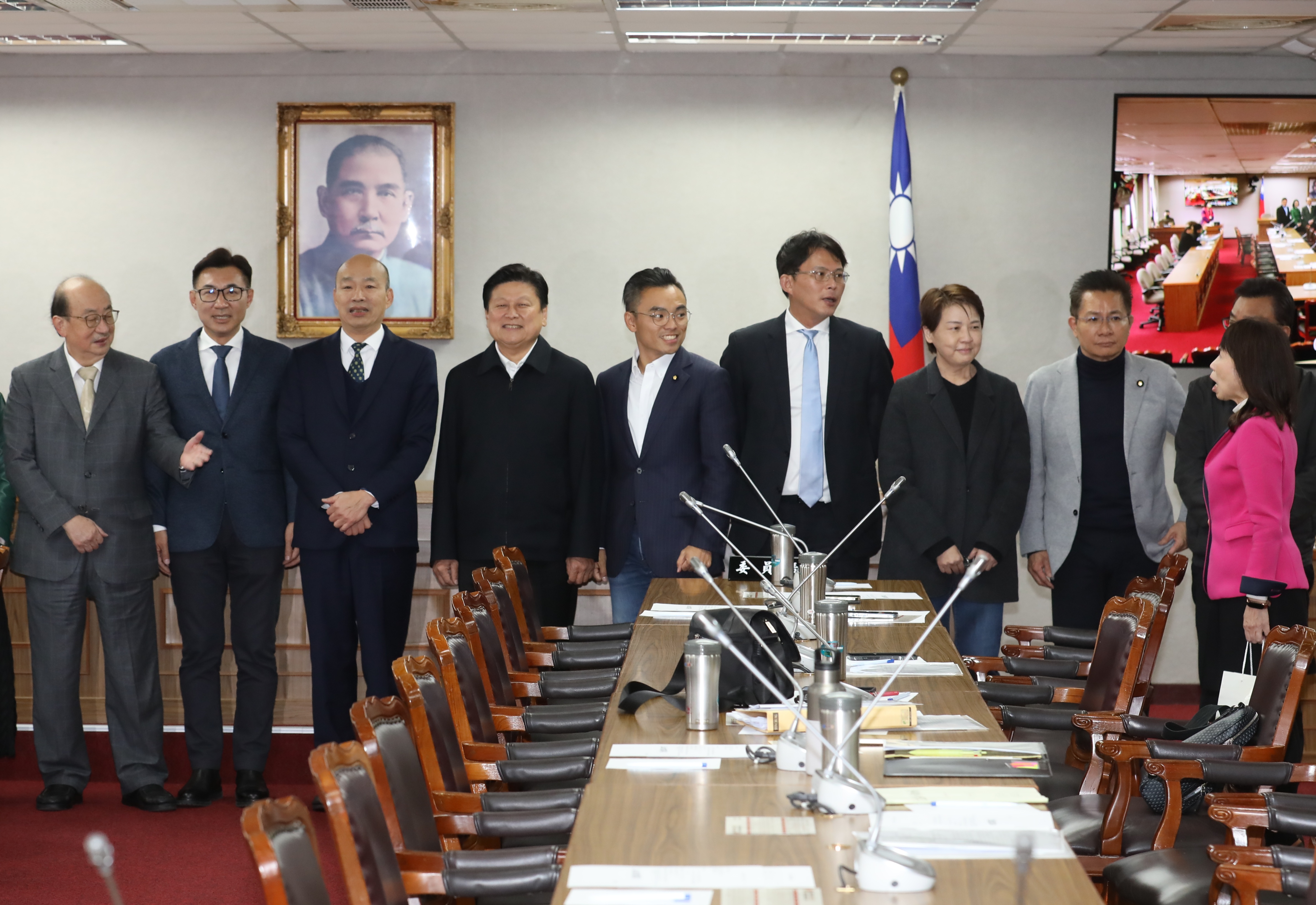 立法院長韓國瑜今（5日）朝野協商「初登板」，未料會議未正式開始，綠白陣營先爆出小口角。