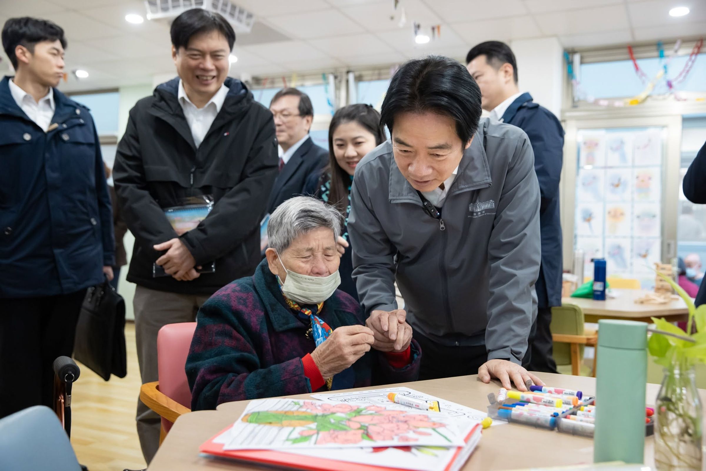 台灣進入超高齡社會,政府持續擴充長照服務,但仍充滿挑戰。 (示意圖,總統府提供)