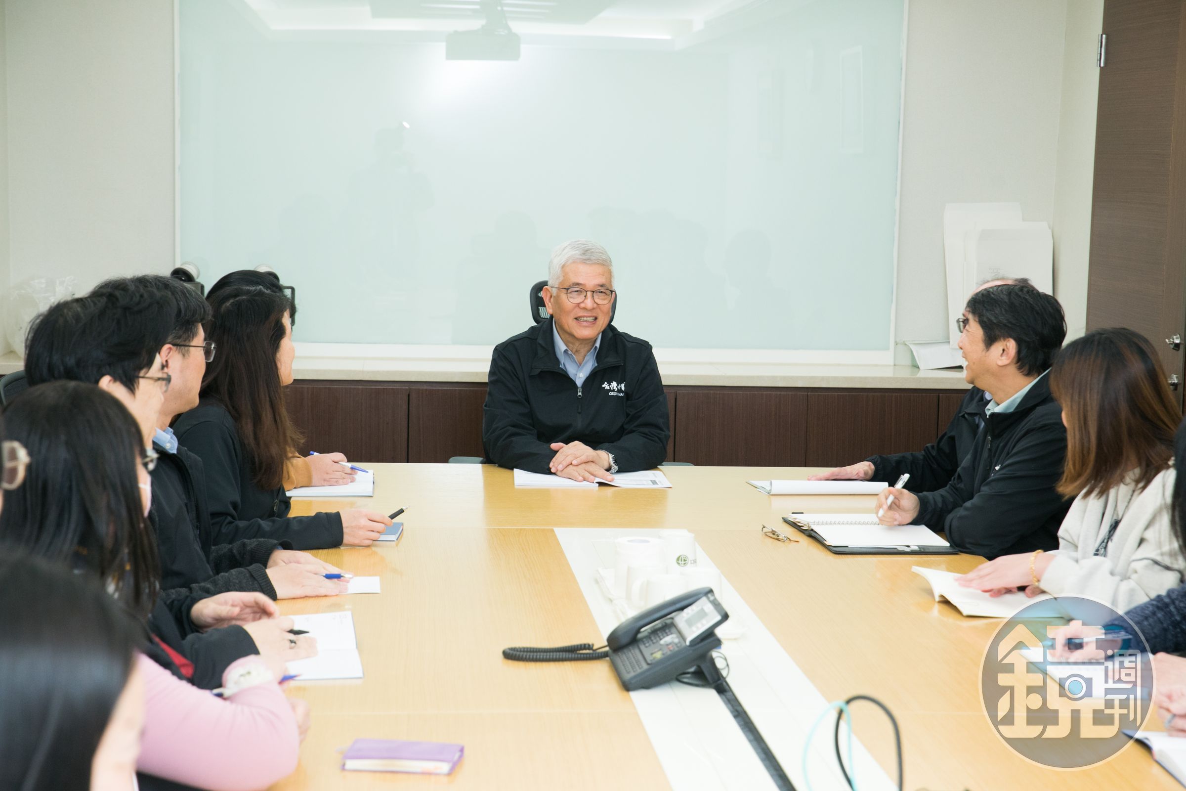 為留住年輕人才，台灣世曦董事長施義芳不用既往的『公務員』體制來決定升遷與否，只要是有能力的人就應該有相對應的職稱，不以年紀來排資論輩，一切靠「實力」說話。」