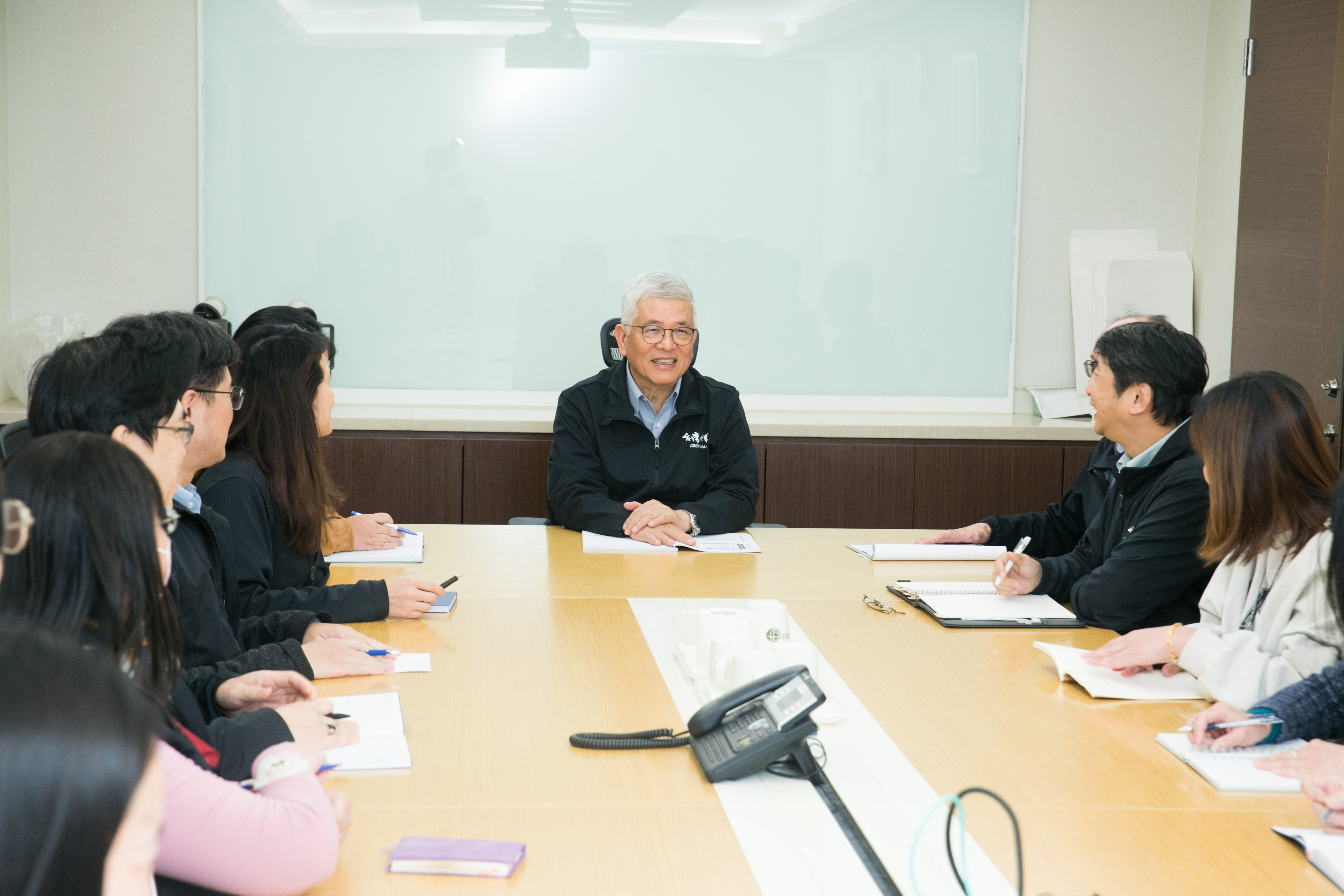 為留住年輕人才，台灣世曦董事長施義芳不用既往的『公務員』體制來決定升遷與否，只要是有能力的人就應該有相對應的職稱，不以年紀來排資論輩，一切靠「實力」說話。」