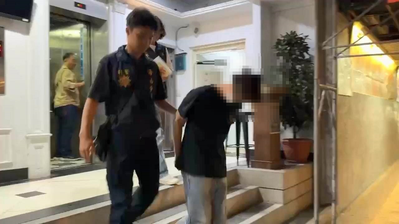 愛莉莎莎家中60萬元遭竊，懷疑就是自己找來的魏姓清潔工所為，警方後來以現行犯將魏男逮捕。（翻攝畫面）