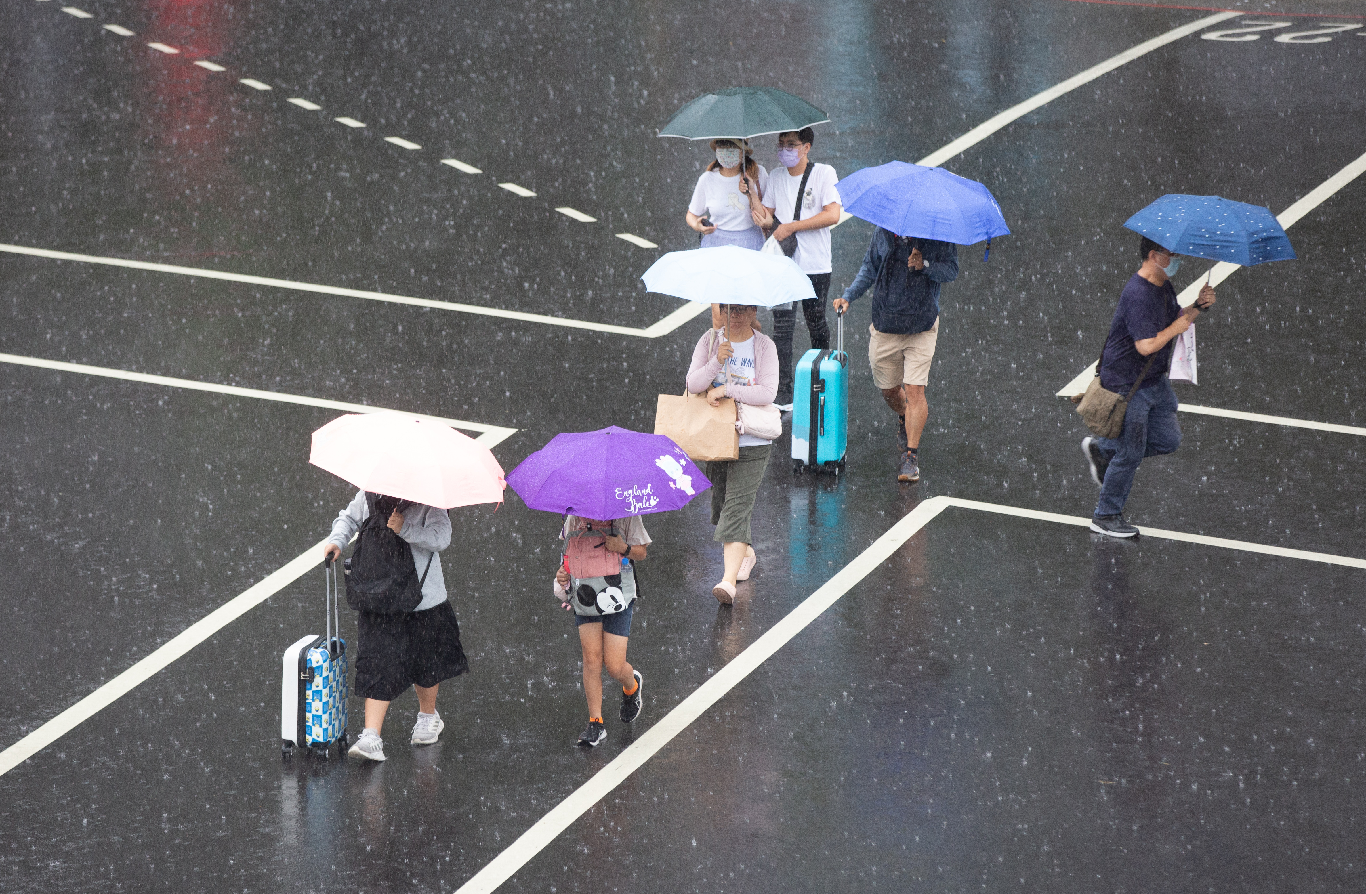 今日持續受西南風影響，苗栗以南地區仍有不定時的短暫陣雨或雷雨。（示意圖，本刊資料照）