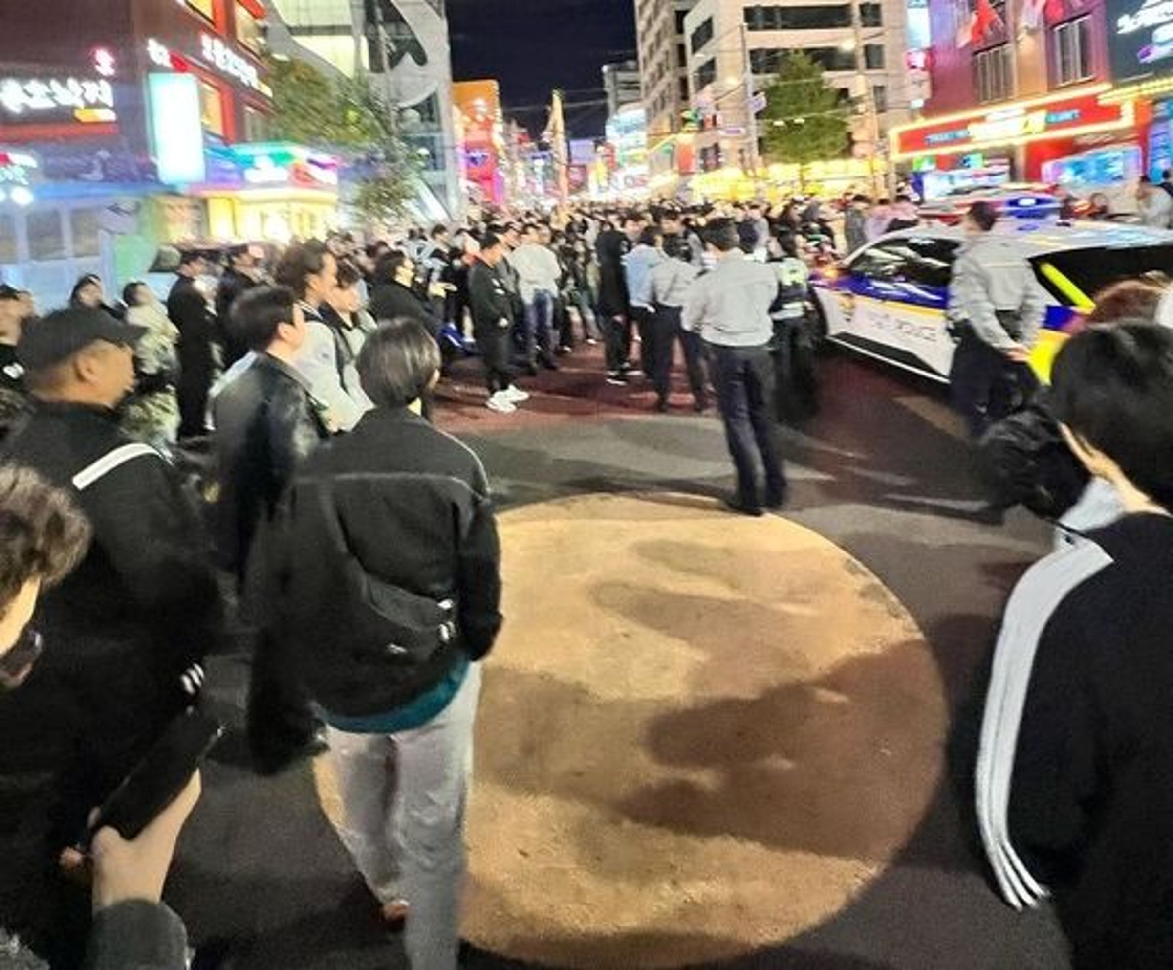 警方到場關切並驅離人群。(翻自IG)