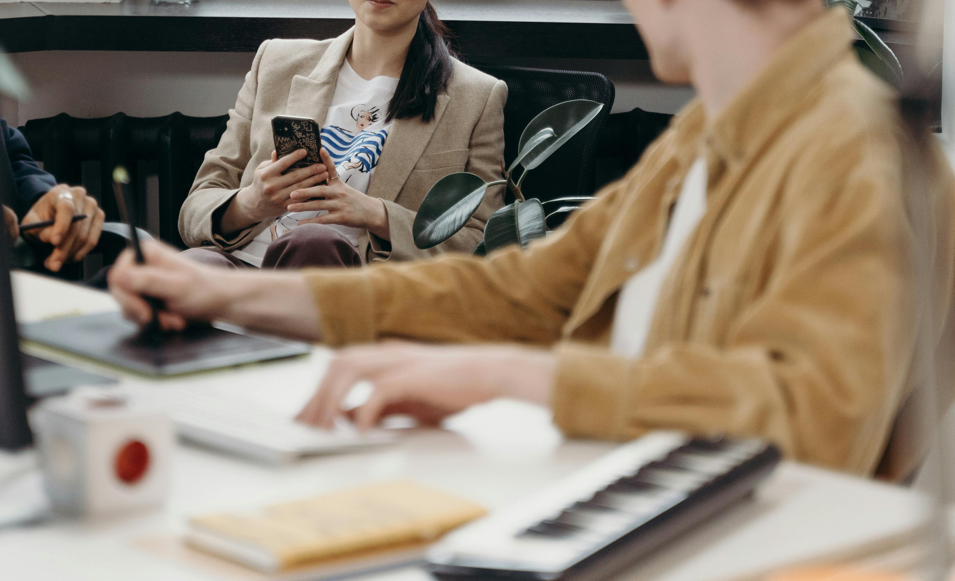 網友分享「財富自由同事」月入8萬被動收入，照樣上班打卡、請假請好請滿，引網友大讚「有錢就有底氣！」（示意圖/pexels）
