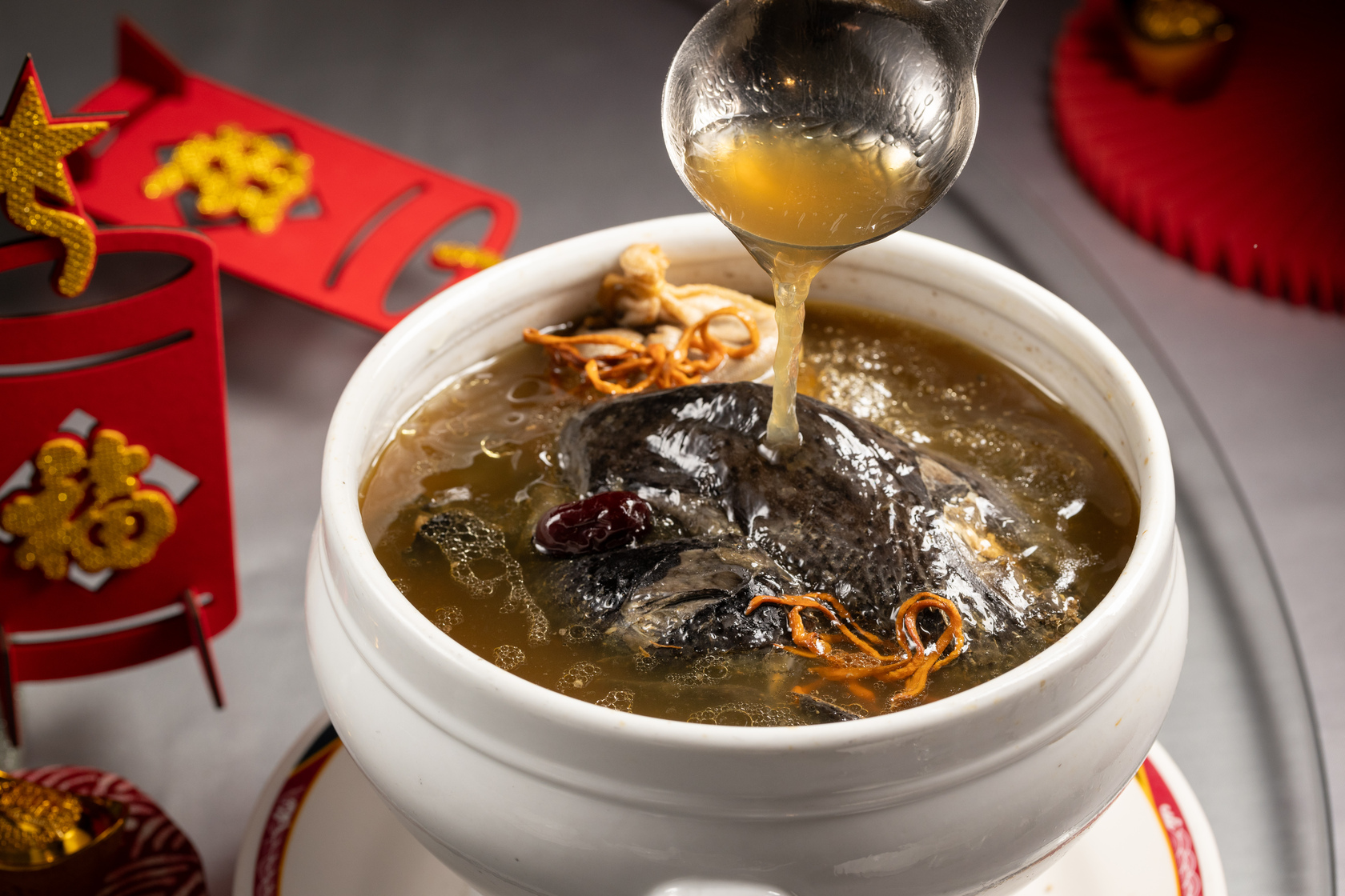 「粉光人蔘燉雞」也是年菜裡的好滋味，湯頭甘甜清香。（6,000元年菜套餐菜色）