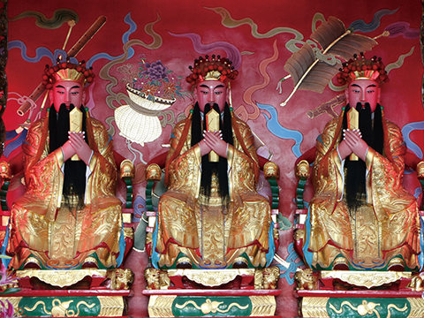 高煜霖指出,若民眾要進行「三維補財庫」,建議要去參拜供奉「三官大帝」的廟宇或請教專家,達到補財庫的目的。(翻攝淡水關渡宮官網)