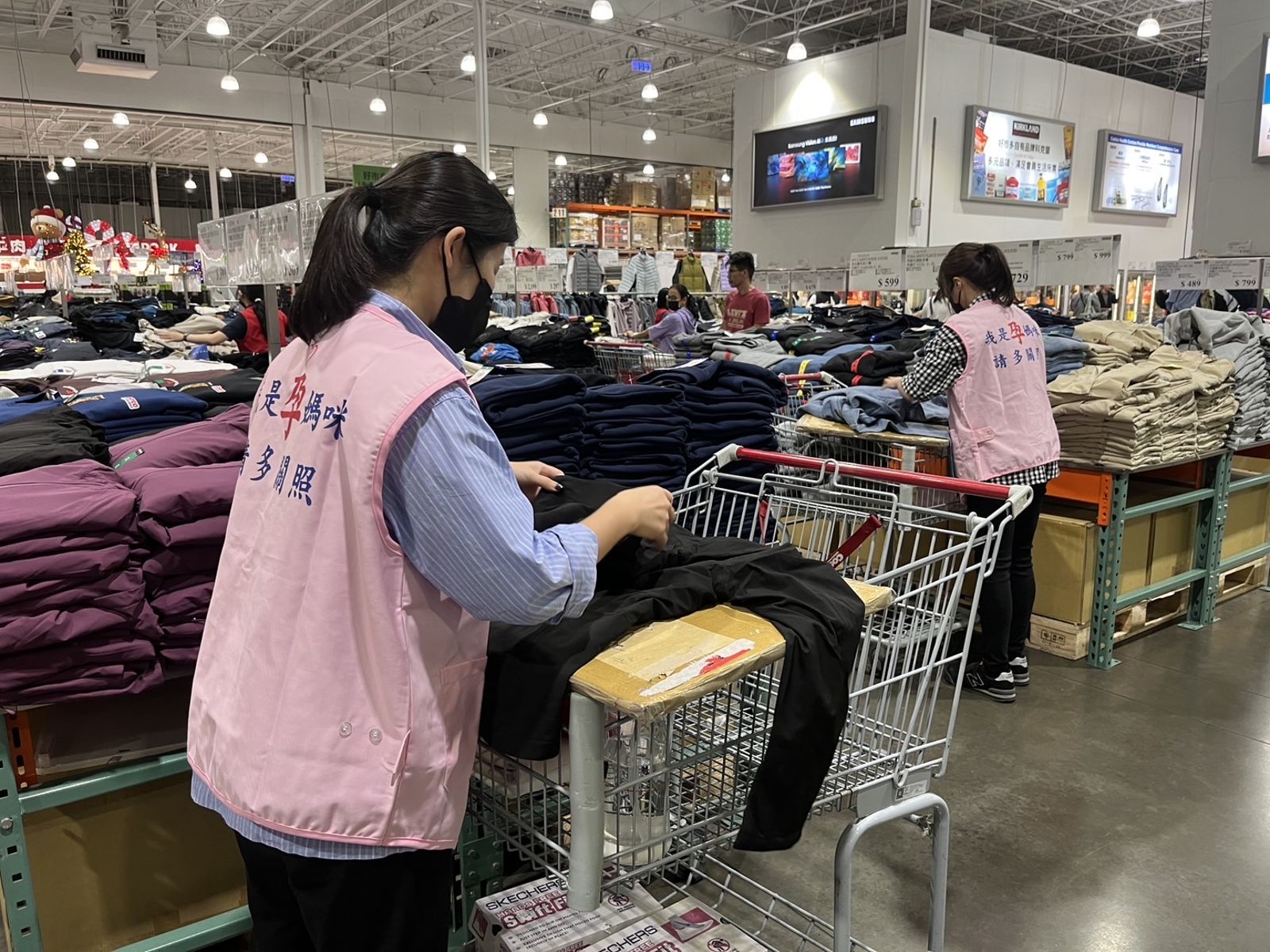 網友前往好市多高雄大順店購物,發現懷孕女員工穿著特別設計的「孕媽咪」背心,讓她忍不住大讚好市多是友善企業。(讀者提供)