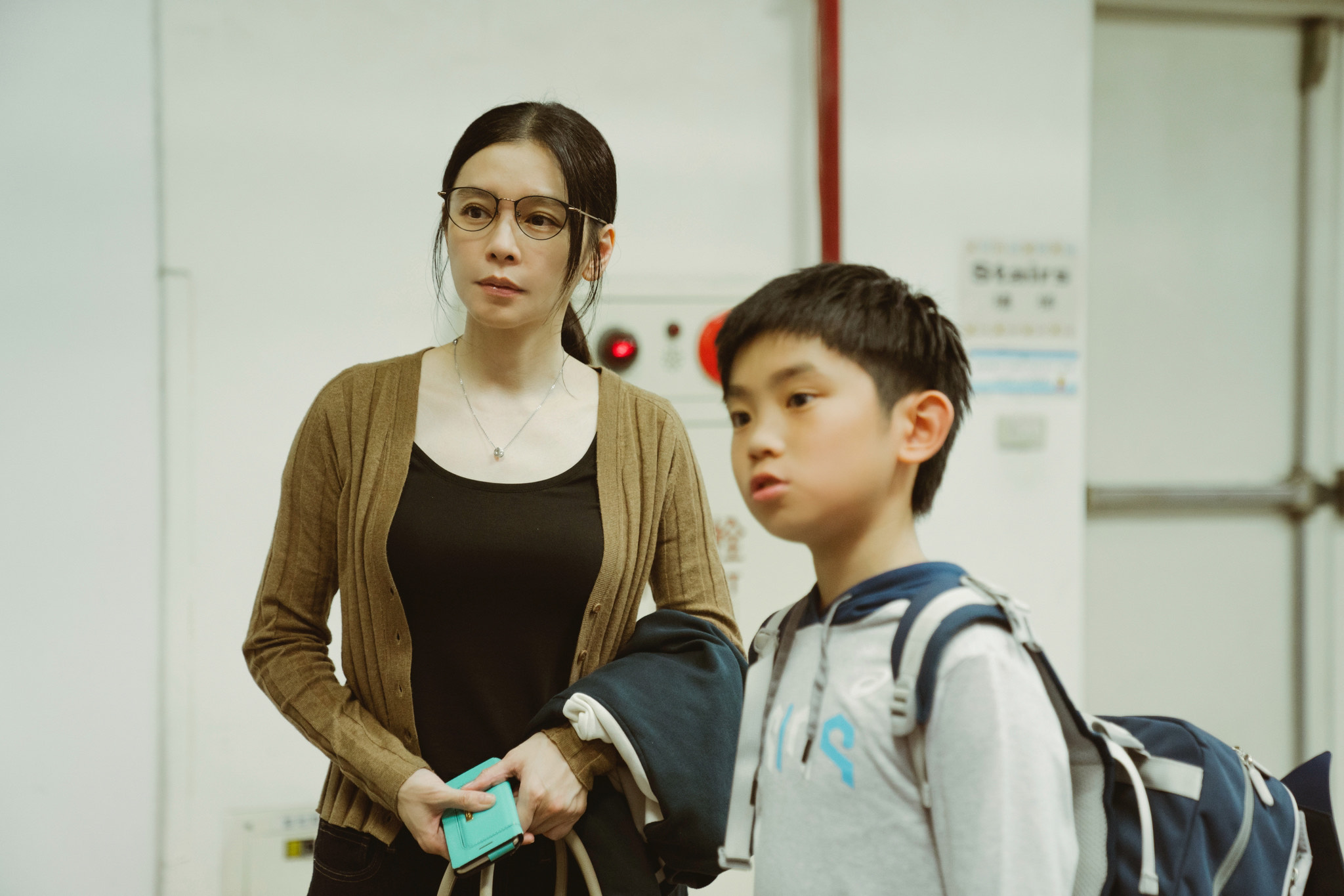 徐若瑄（左）在片中積極安排兒子李星緯（右）的未來道路。（華納提供）