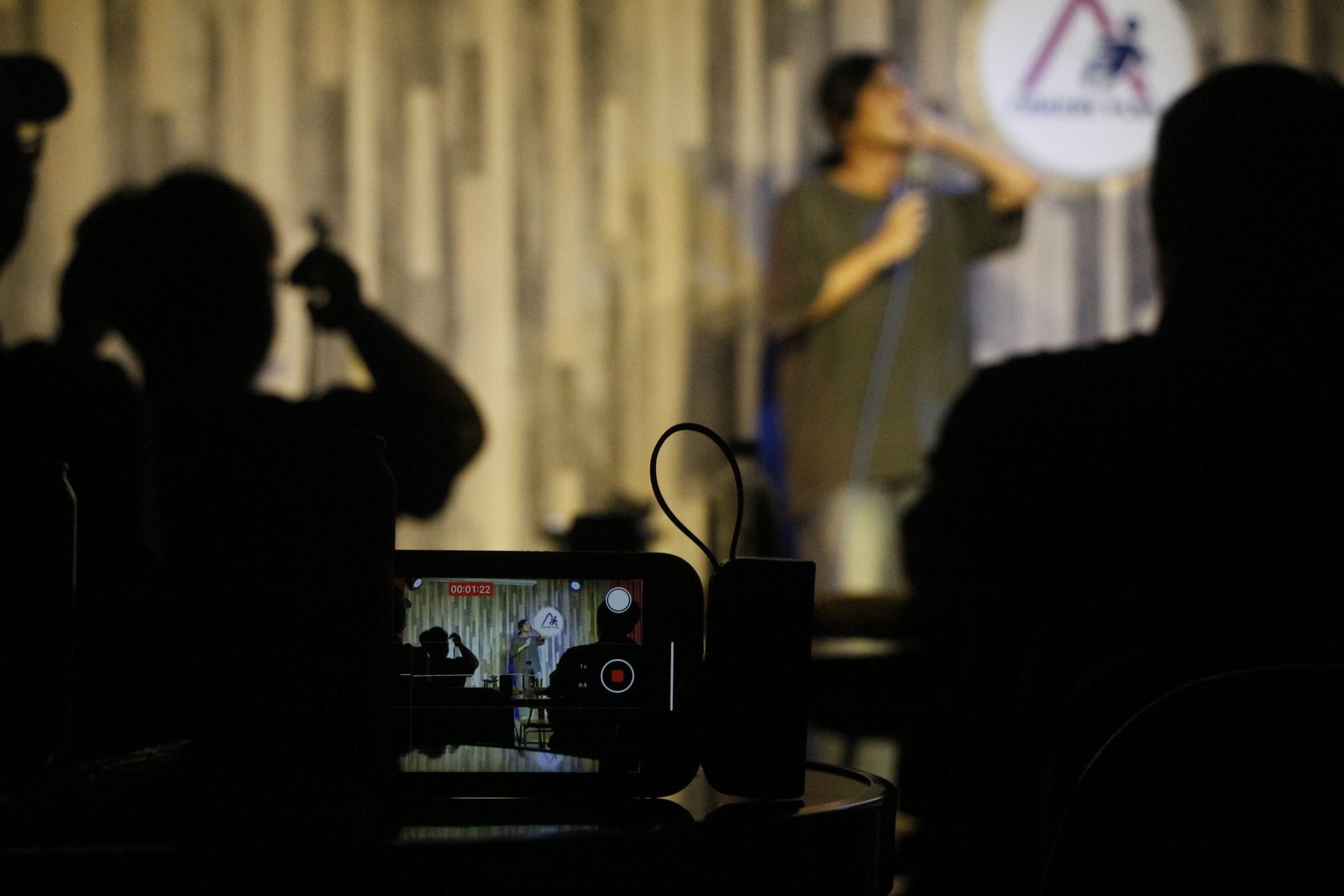 在 Open Mic （即笑話測試場），演員也會透過錄影的方式紀錄自己的表演，並持續修正，直到下一次站上 Open Mic。（攝影：徐湘芸）