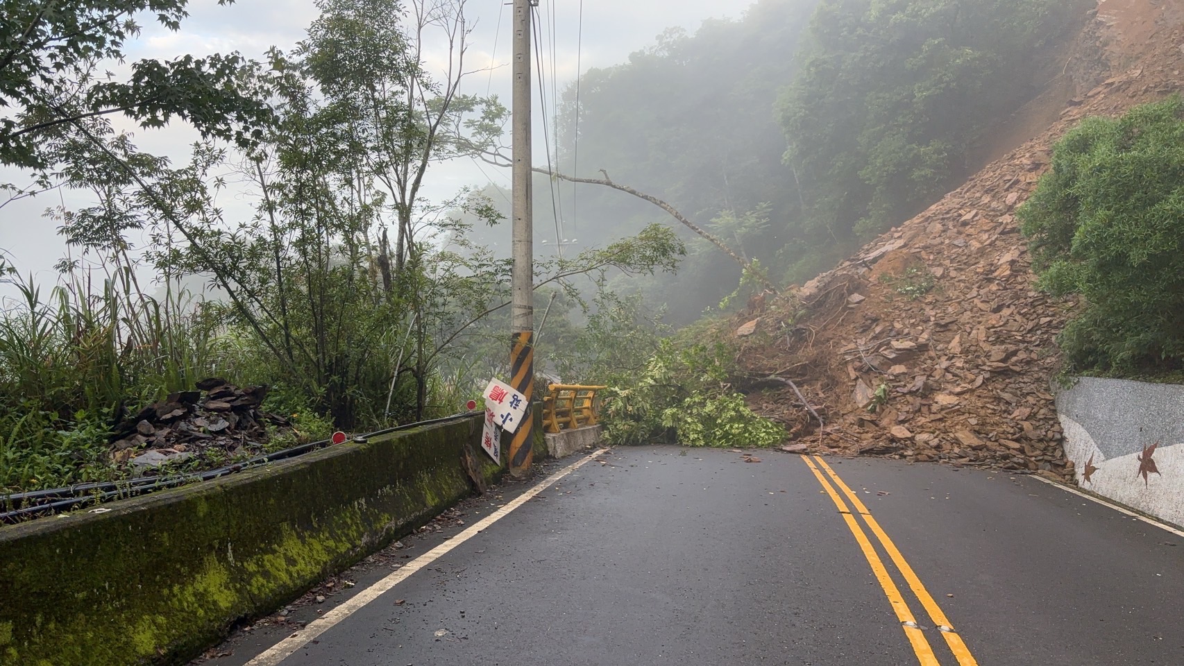 南投山區降雨造成落石坍方及泥流中斷多處道路，奧萬大森林遊樂區休園3天。（翻攝自臉書奧萬大情報站）
