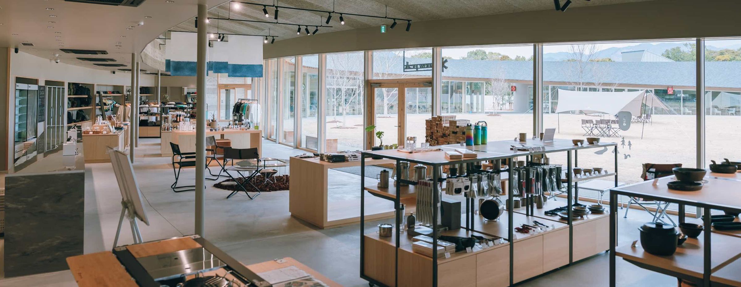 佐賀在地品牌「SAGA COLLECTIVE」於園區設立首間常設店,集結有田燒、肥前名尾和紙、佐賀茶及神埼素麵等特色商品。(Snow Peak GROUNDS YOSHINOGARI提供)