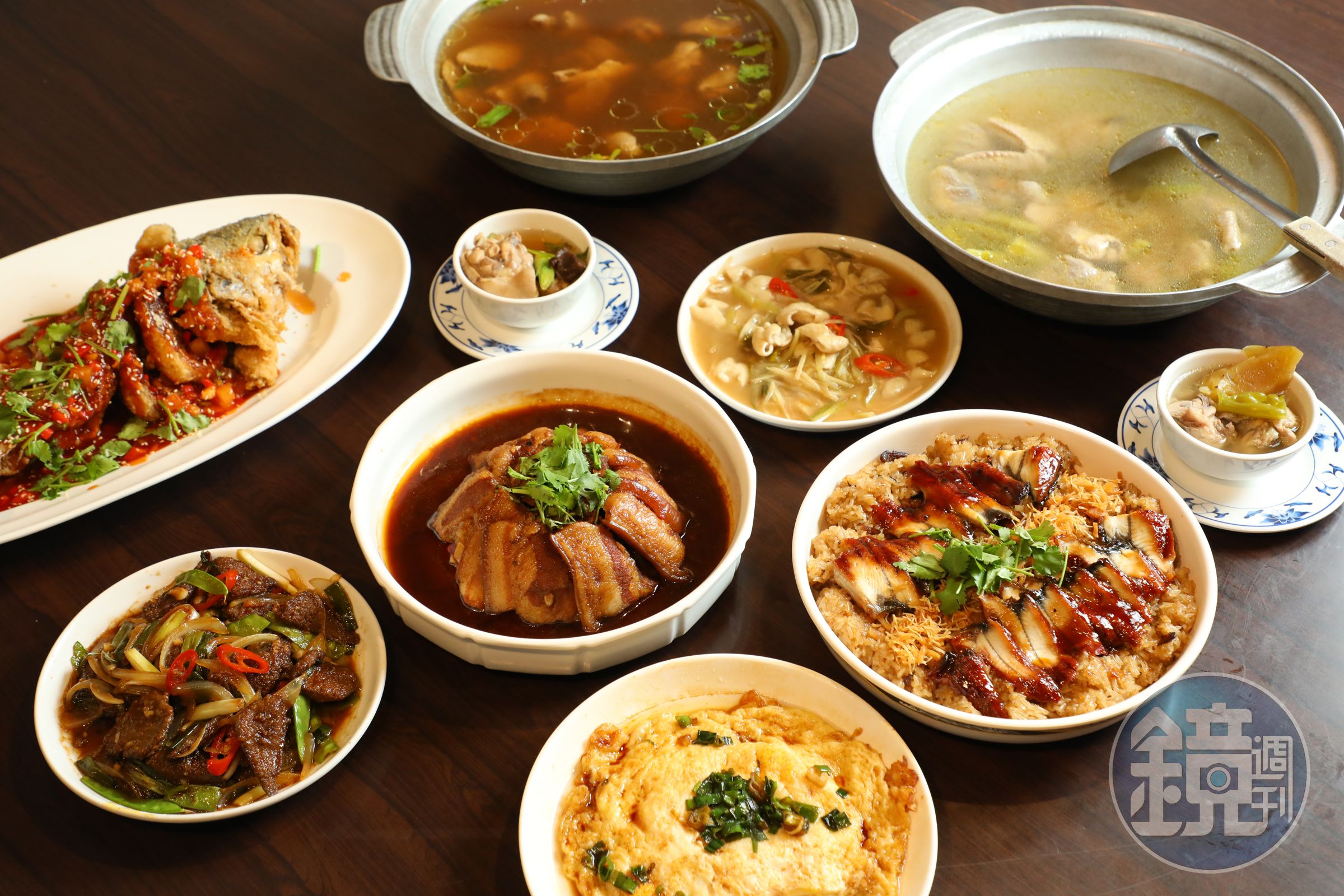 「大烹小饌」主打客家風味熱炒,每到用餐時段總是人潮滿滿,逢年還能吃到總舖師傳承下來的年菜手藝。