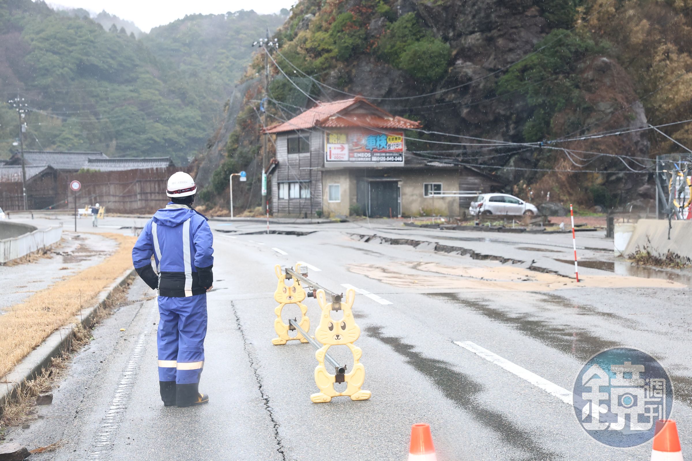 工作人員封鎖危險道路。