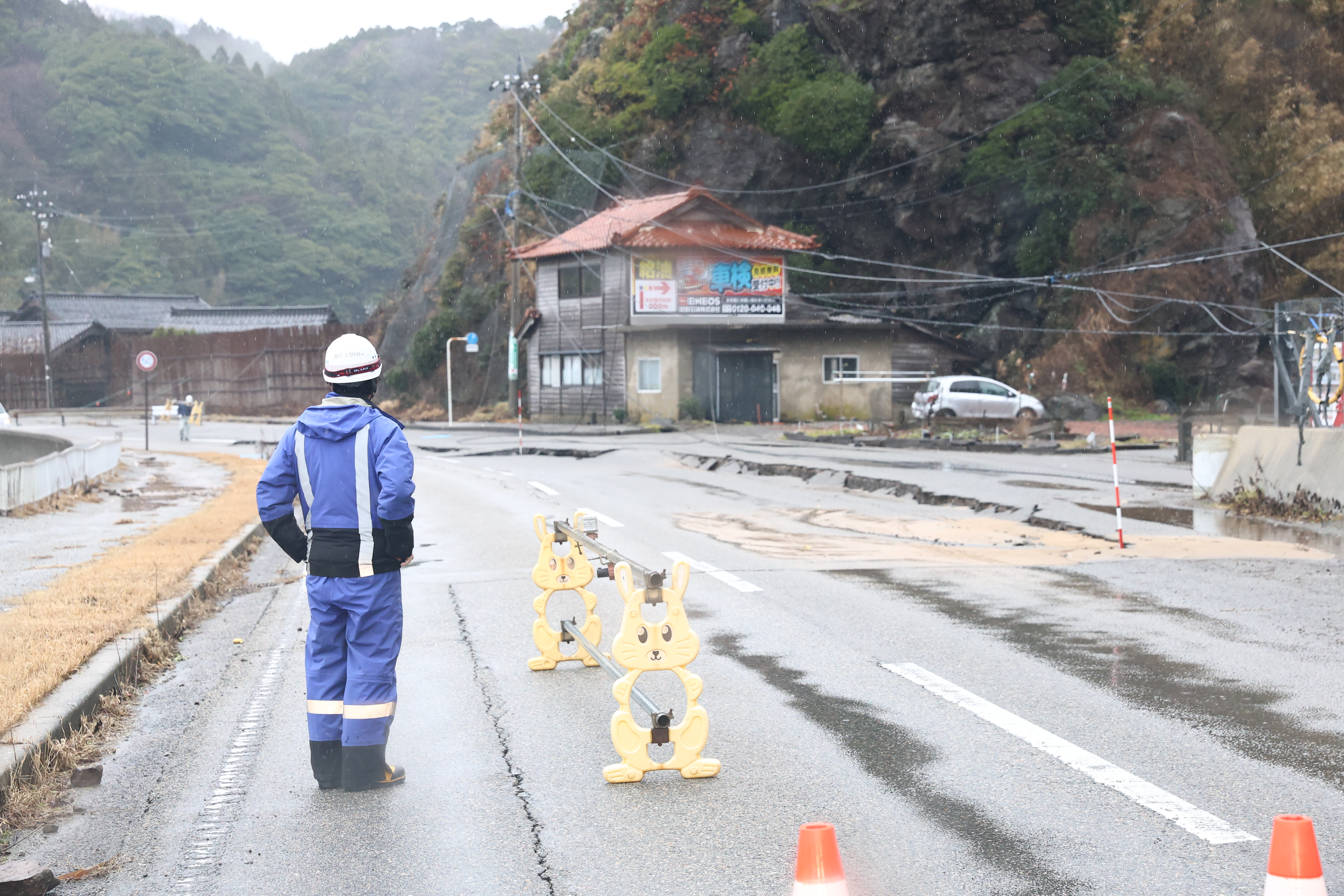 工作人員封鎖危險道路。