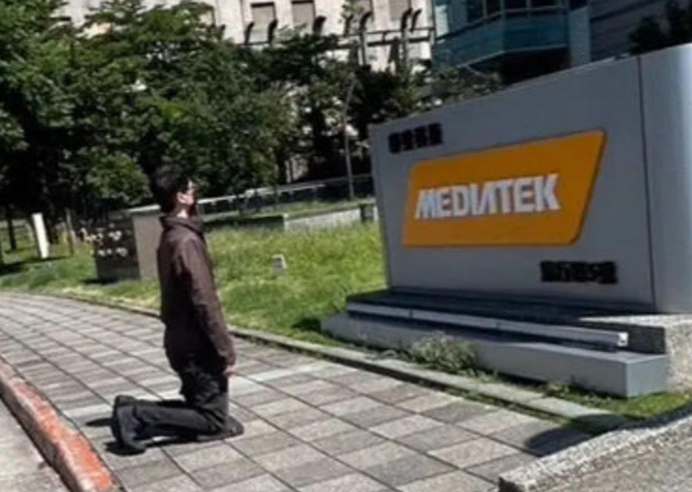 近日一名西裝男直接跪在聯發科大門口，下跪畫面在網路引起騷動。（翻攝Dcard）