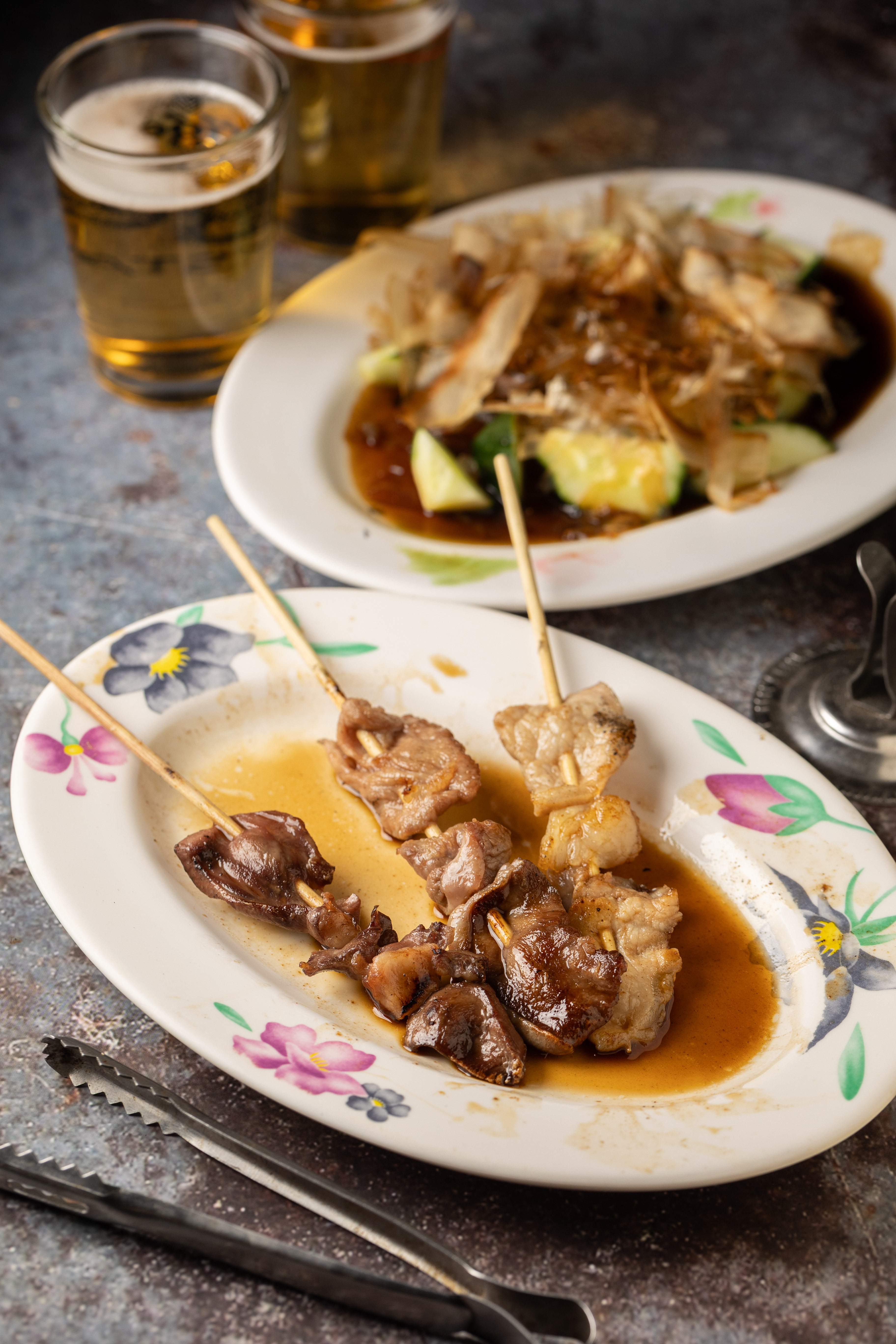 蜜汁風味的「燒豬心」（前左起，15元／根）「燒豬舌」與「燒豬肉」（20元／根）搭配解膩的「柴魚黃瓜」（後，60元／份）。