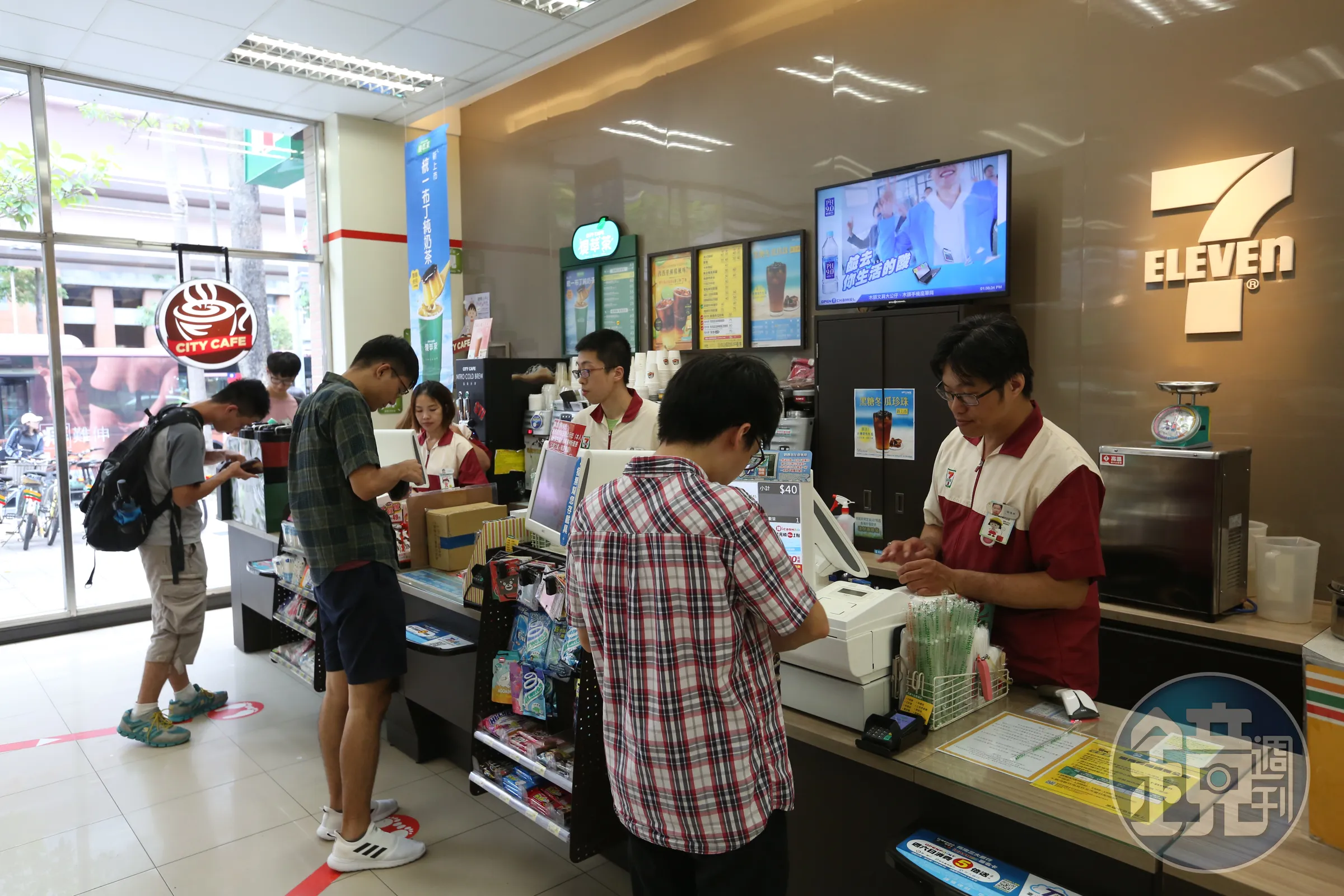 韓女於超商買沙拉，店員阻攔3分鐘讓她可以打折購入。（示意圖；非當事人）