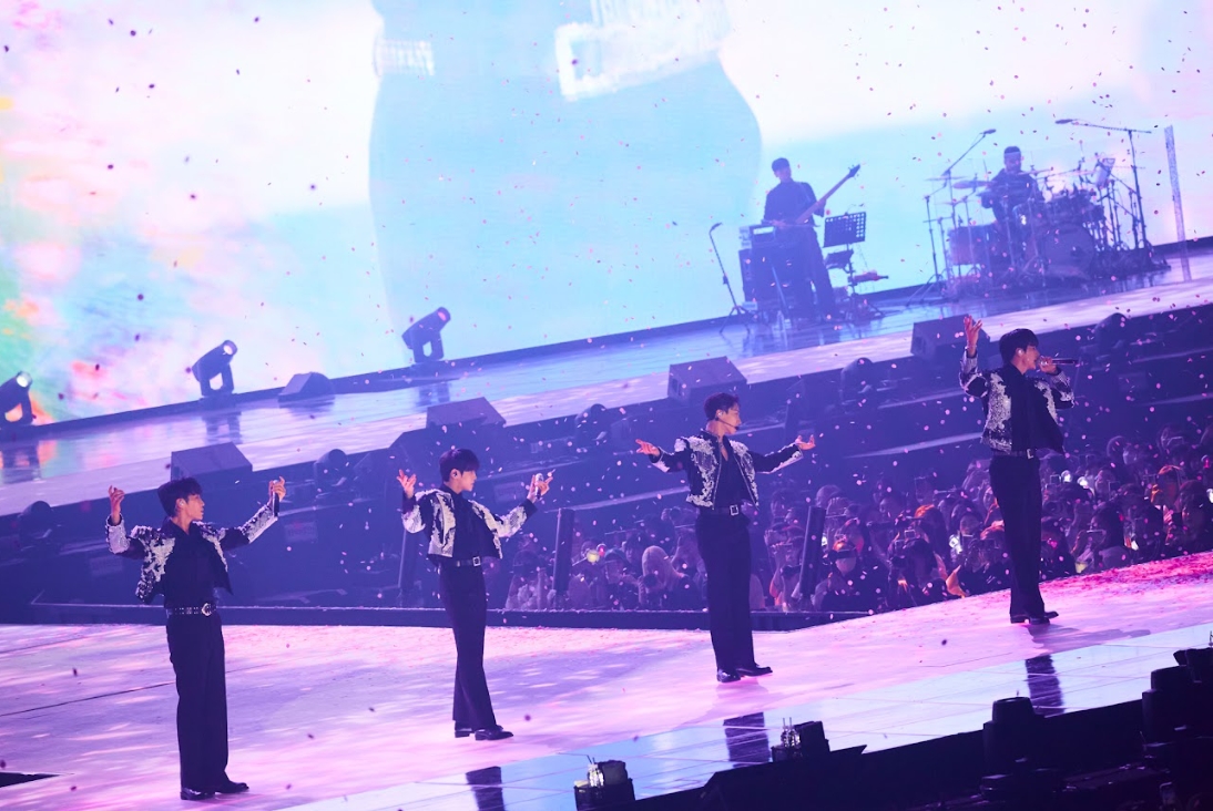 韓男團HIGHLIGHT的演唱會紀錄片《HIGHLIGHT 『LIGHTS GO ON, AGAIN』 IN CINEMA》台灣也看得到。（車庫娛樂提供）