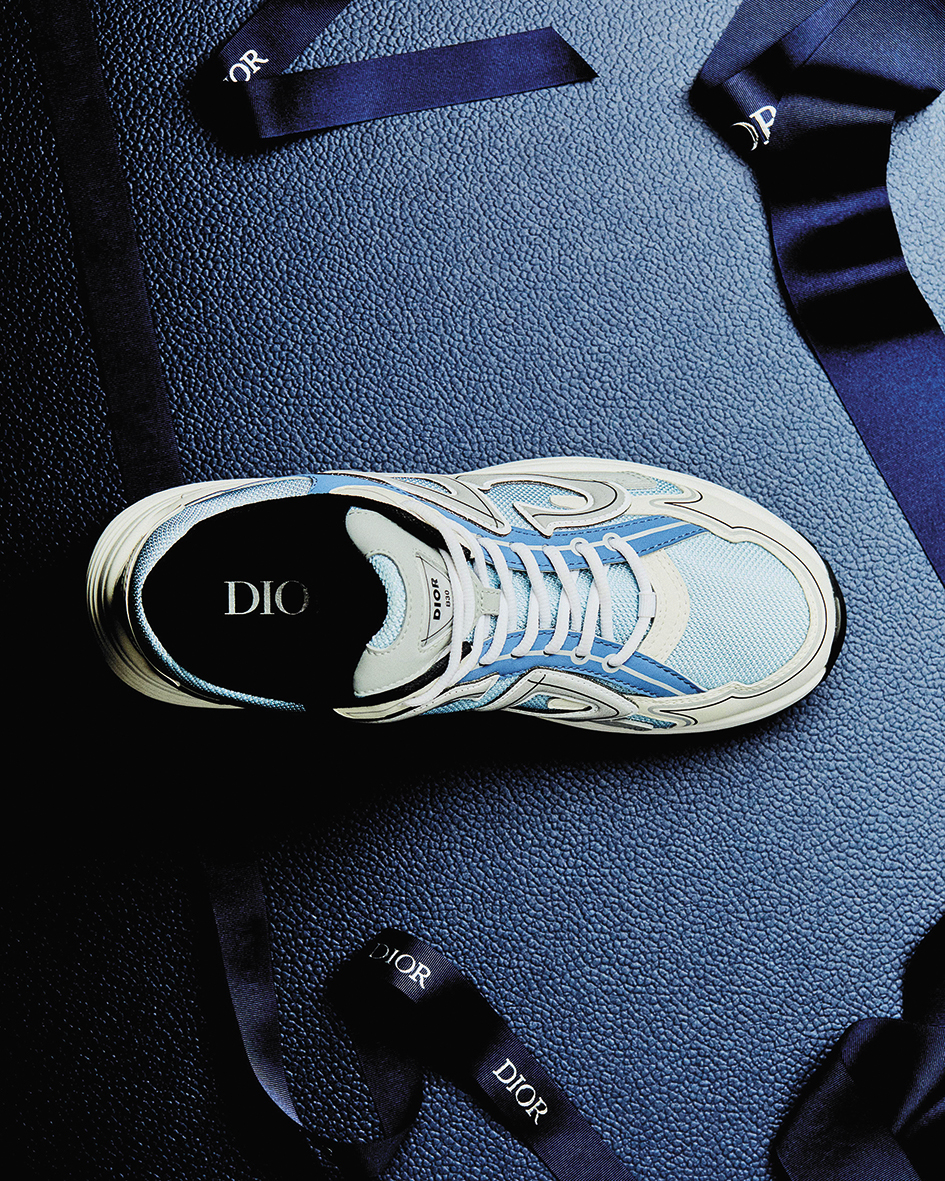 Dior B30 Countdown淺藍色與白色科技布料運動鞋。NT$36,000