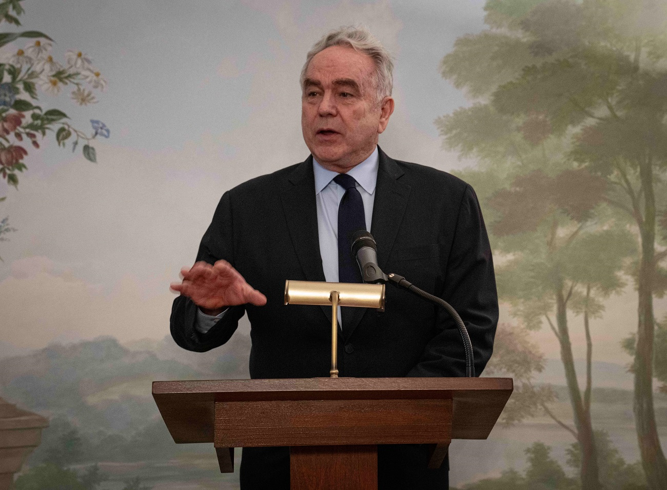 美國副國務卿康貝爾透露，美國正考慮放寬對美國公民前往中國的旅遊警示，也坦承這些警告可能會限制兩國人民間的交流。（翻攝自X@DeputySecState）