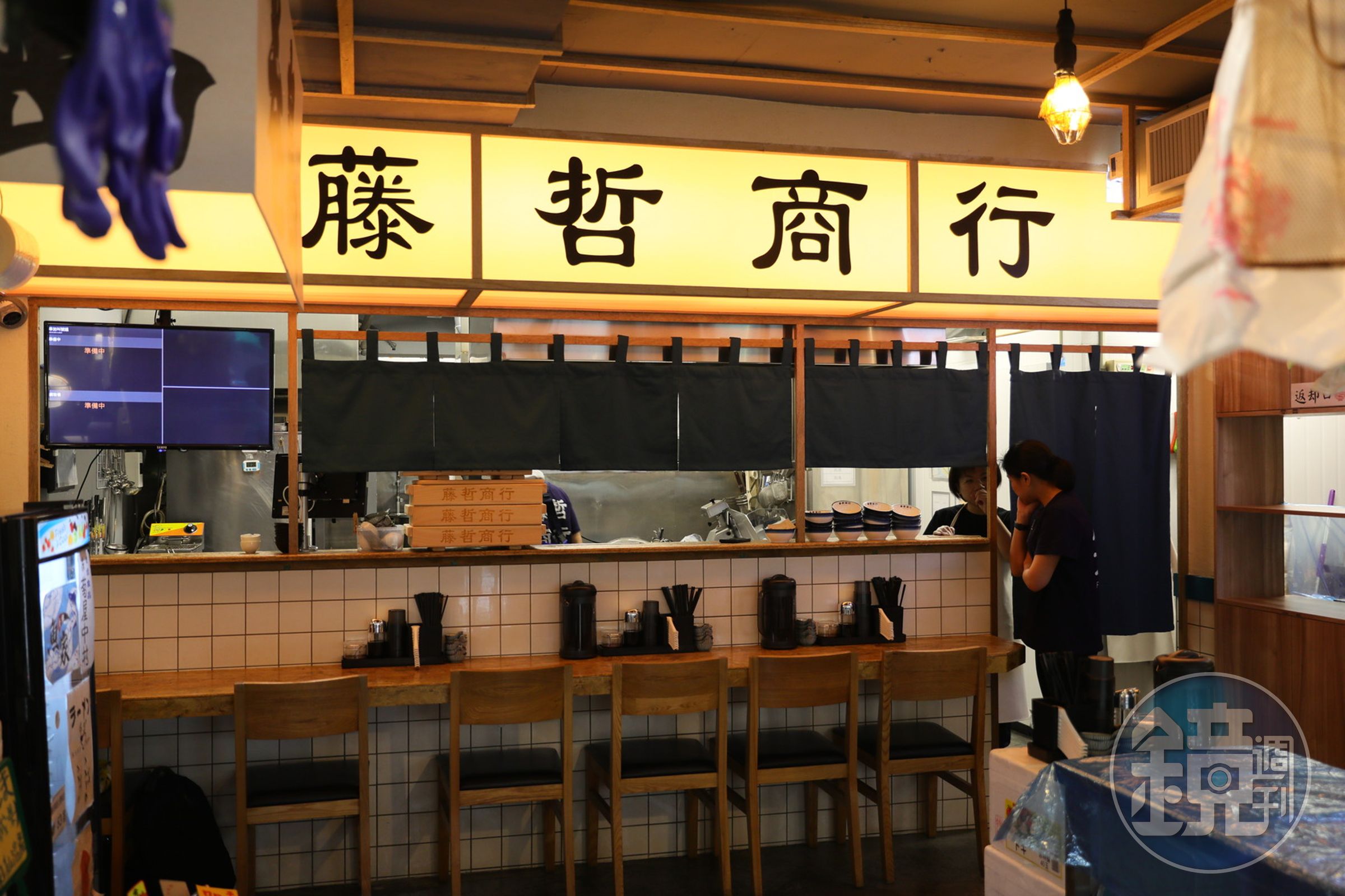 開放式的吧檯除了很有日式氛圍,也能看到主廚的料理動態。