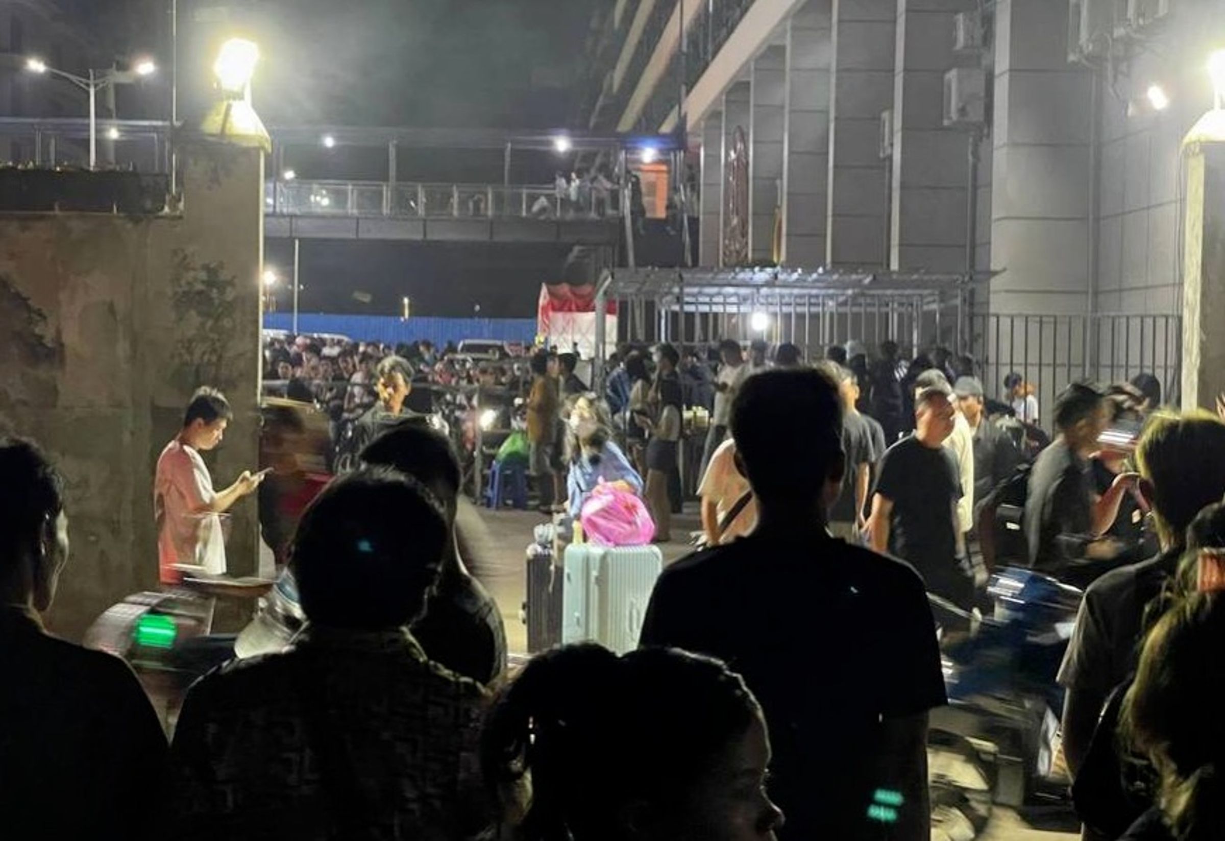 官方才公布打詐成果,西港中國城園區就傳出深夜多家公司突然解散。(翻攝自柬中時報)