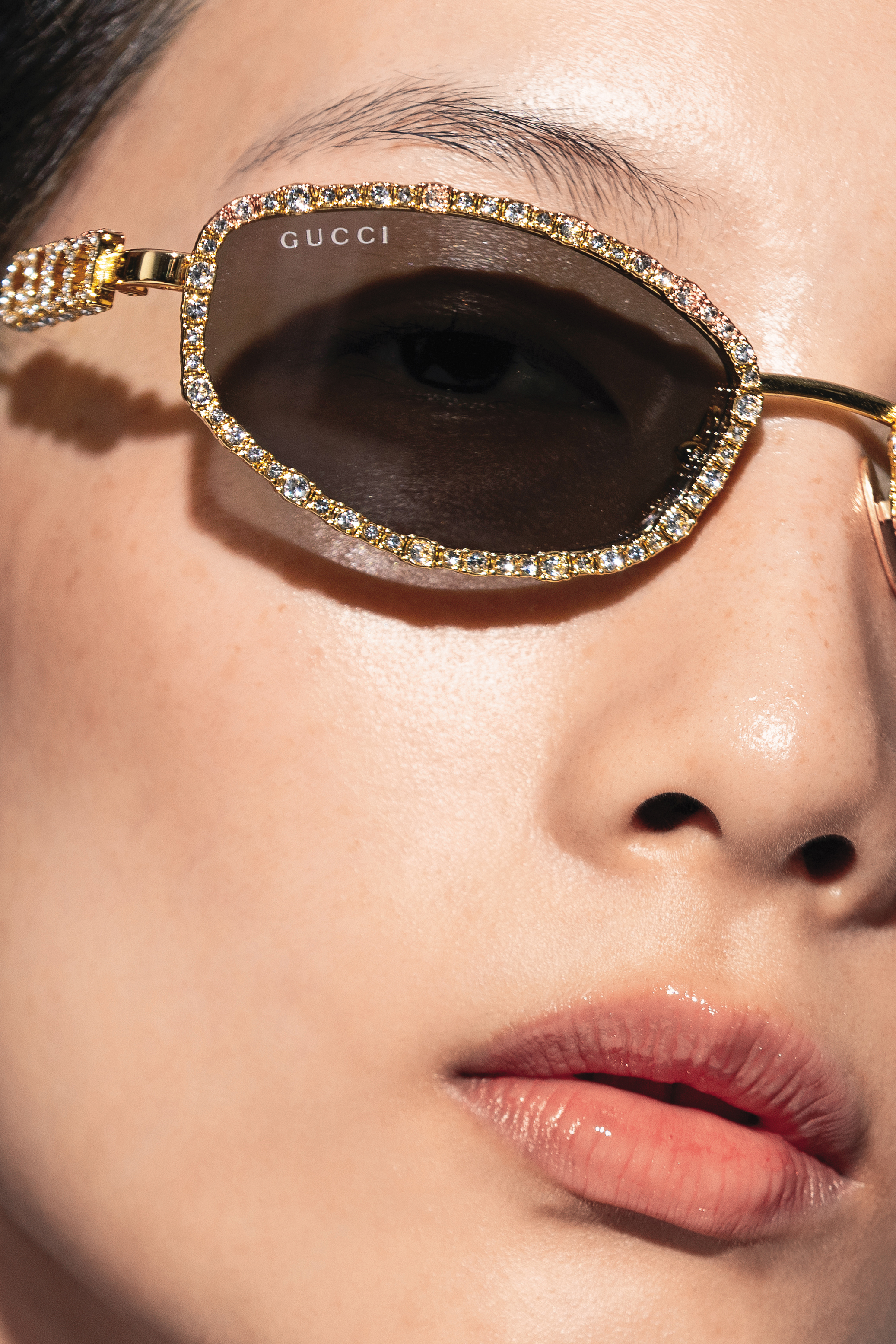鑲嵌水晶太陽眼鏡 NT$39,000 by Gucci。