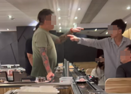 連鎖爭鮮迴轉壽司忠孝店昨（12日）晚間，發生客人與客人肢體衝突事件。（翻攝自爆料公社）