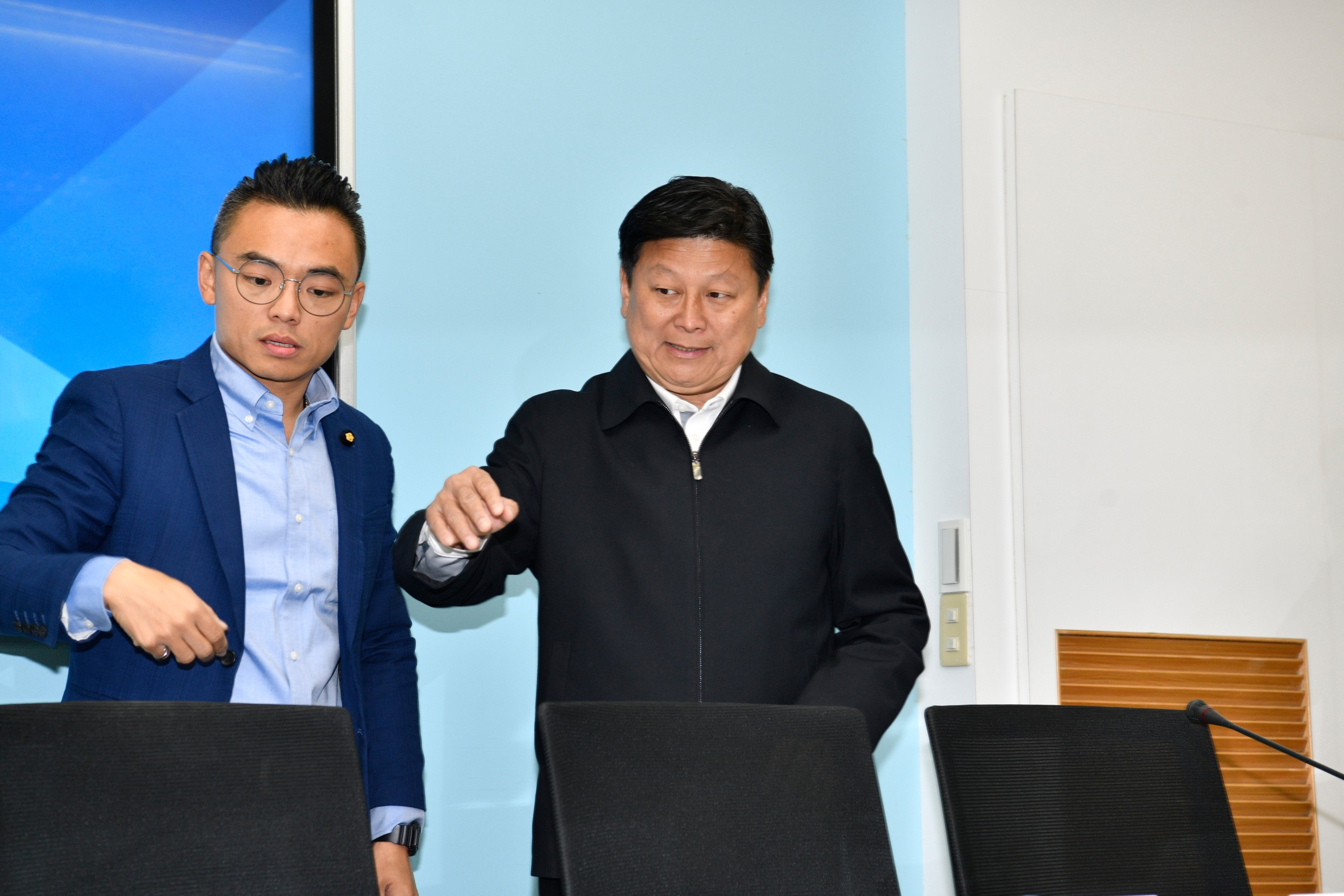 傅崐萁(右)今拋出震撼彈,稱自己不會去選新北市長及黨主席職位。(本刊資料照)