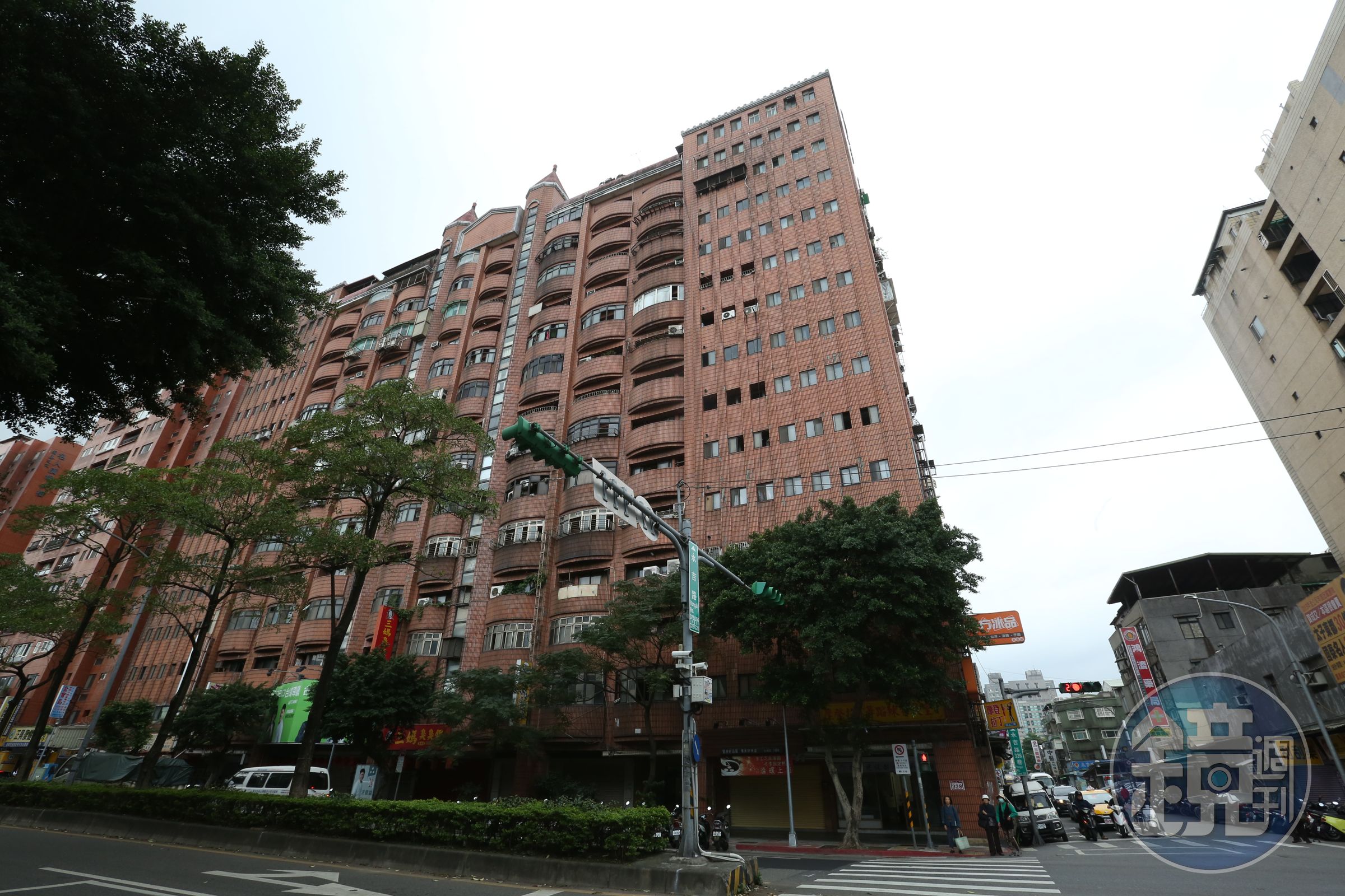 屋齡40年的海砂老屋「力霸皇家」社區,在6月初拆除,都更改建。(本刊資料照)