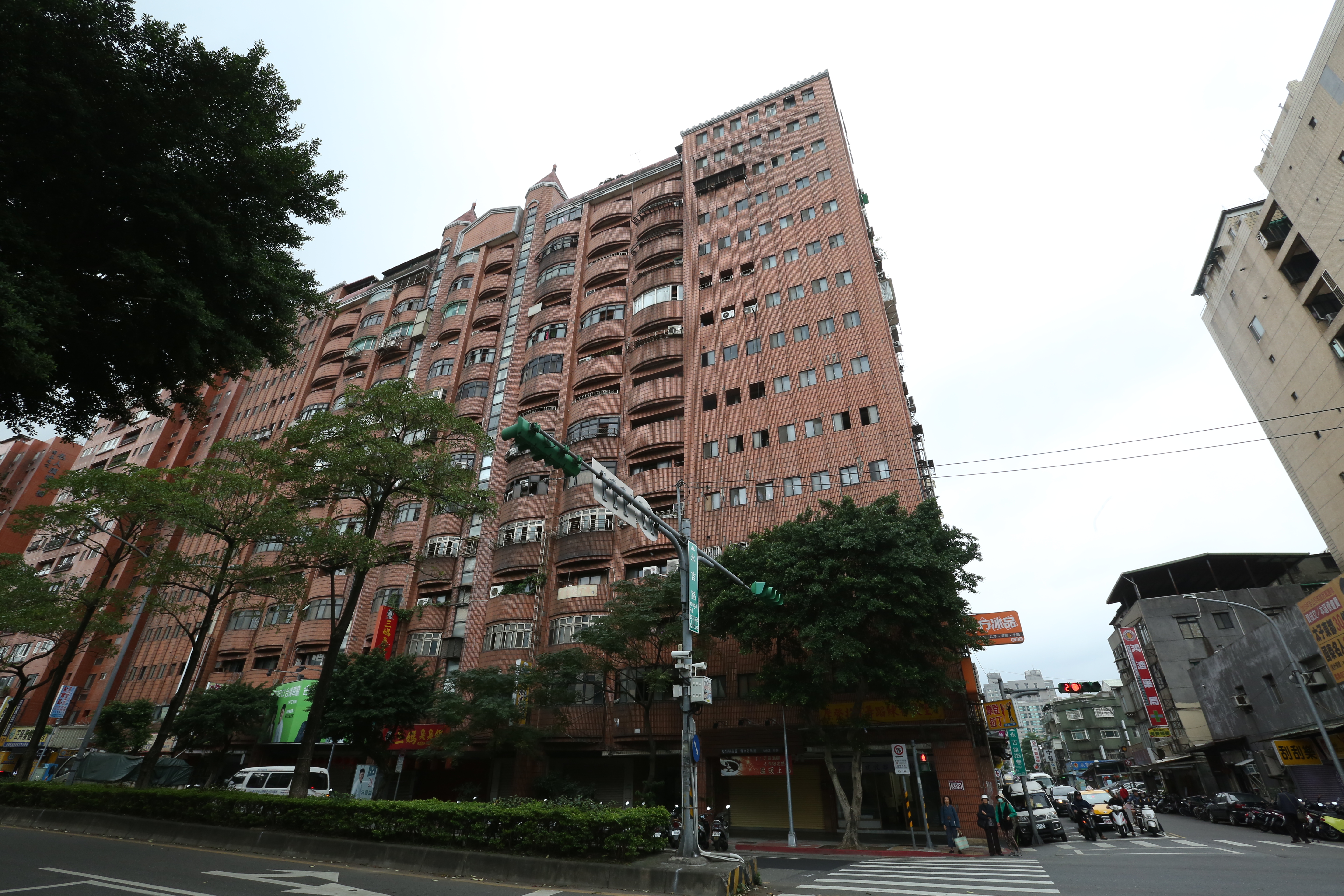 屋齡40年的海砂老屋「力霸皇家」社區，在6月初拆除，都更改建。（本刊資料照）