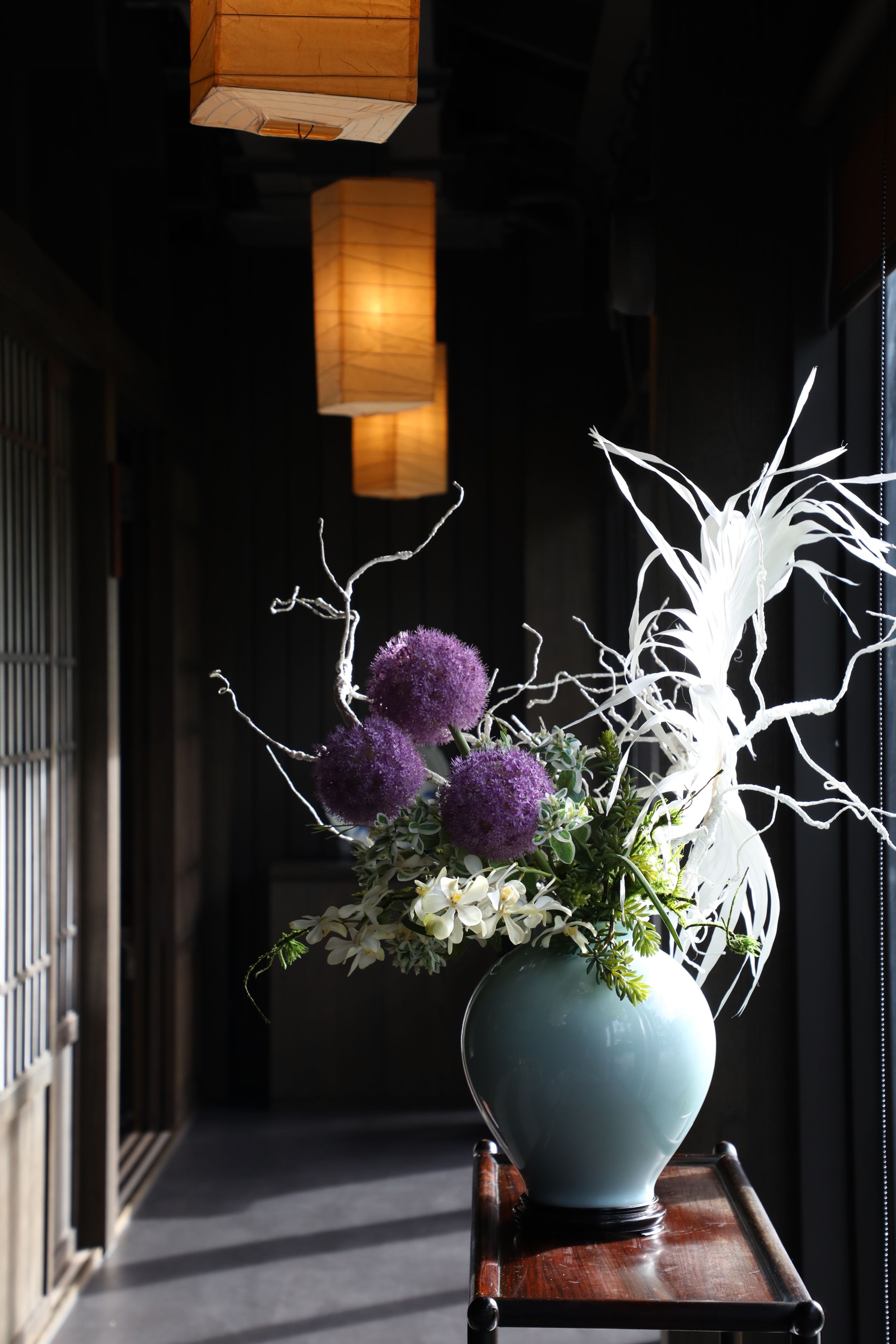 燈燈庵以食藝結合了陶藝、茶藝與花藝，將日式美學的典雅幽玄融於細節中，6月再訪，店內已換上全新花藝。