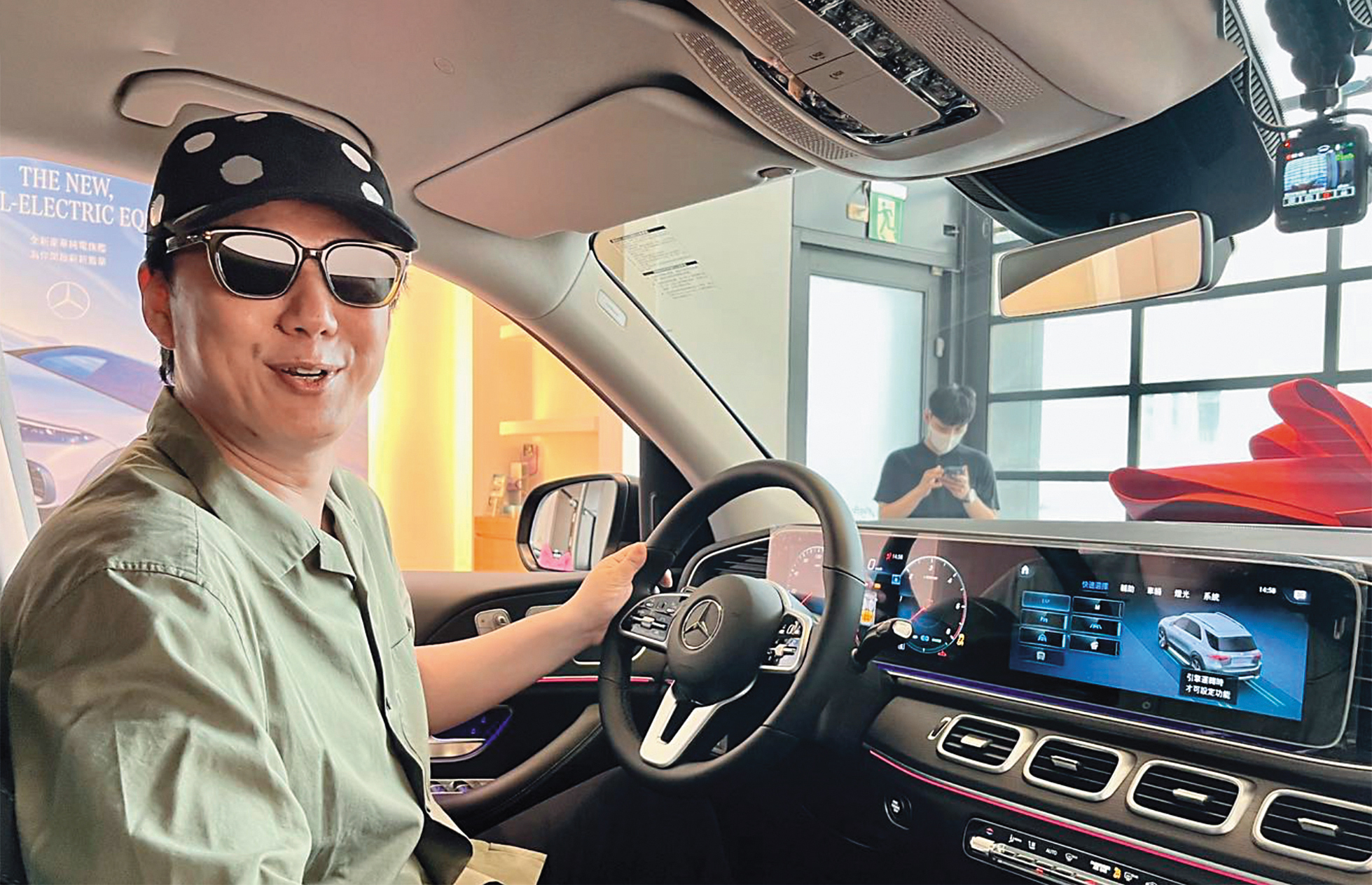 蕭煌奇跟著朋友去牽新車，一時興起就坐上駕駛座拍照，意外開啟他的地獄哏大師人生。（翻攝自蕭煌奇官方臉書）