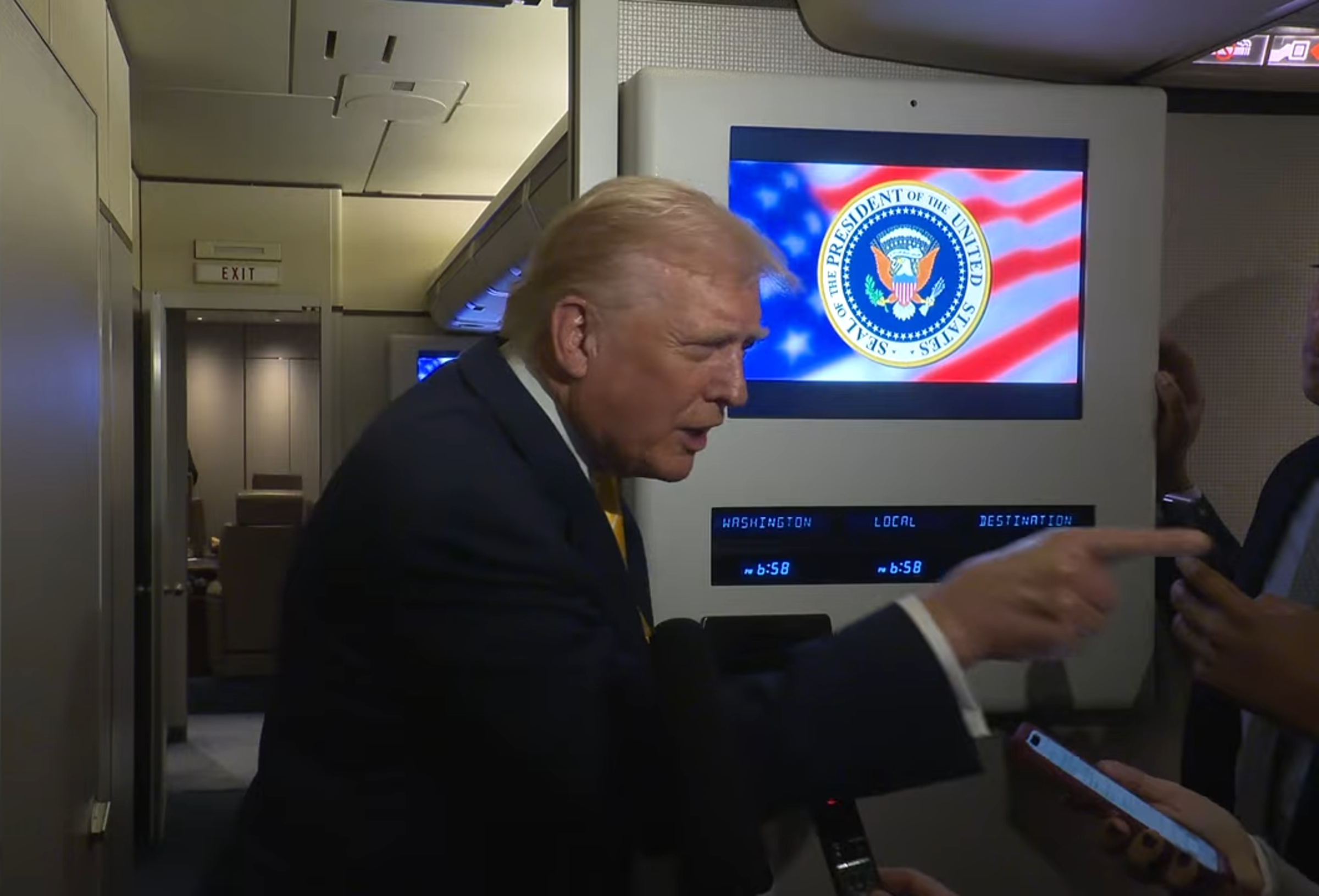 川普在空軍一號上,罵女記者「小豬」。(翻攝The White House YouTube頻道)