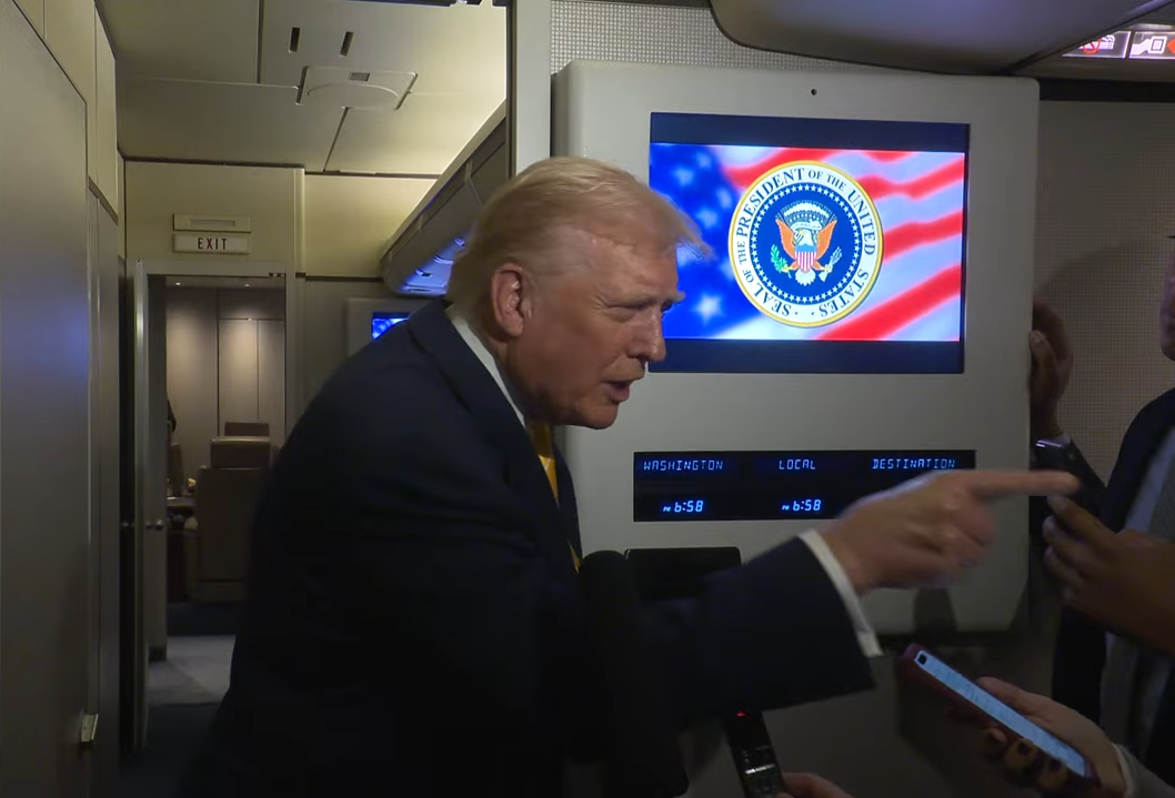 川普在空軍一號上，罵女記者「小豬」。（翻攝The White House YouTube頻道）