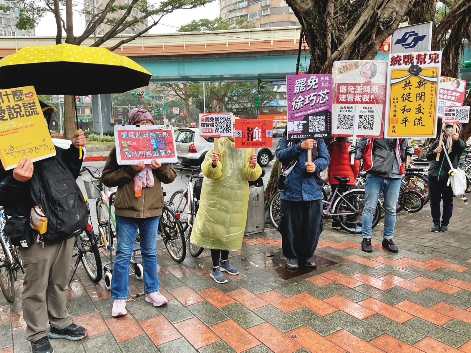 罷藍委團體為衝刺連署份數，在選區交界處進行宣傳或擺攤。（翻攝山除薇害臉書）