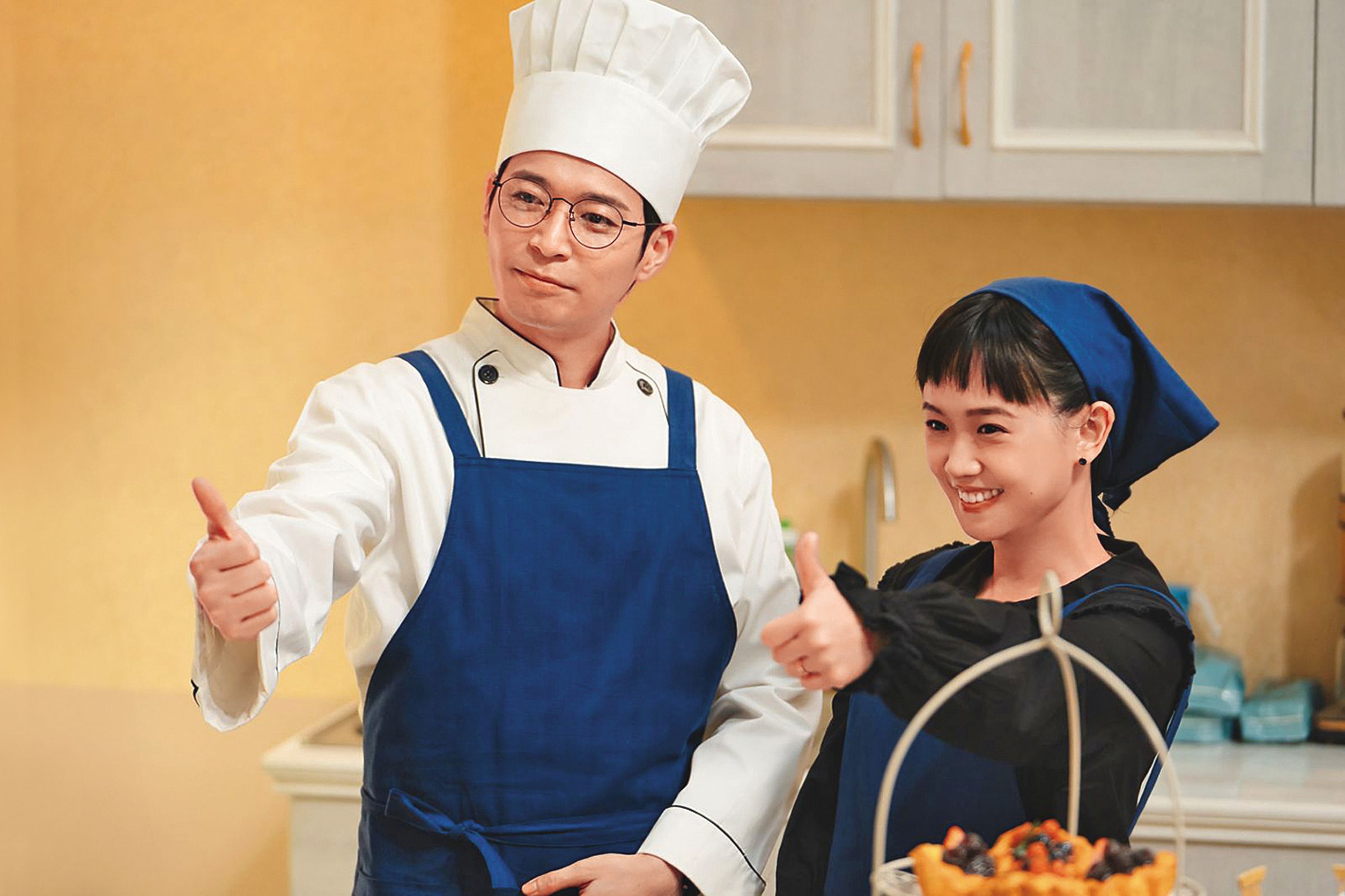 嚴正嵐（右）和侯彥西（左）在大愛台《大愛街2巷》飾演夫妻。（大愛提供）