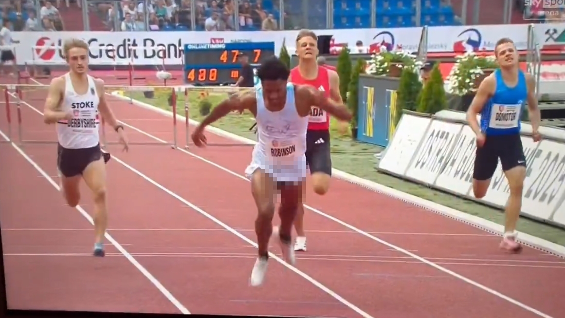 羅賓森的小兄弟在跑道上從短褲竄出來見客。（翻攝自X）