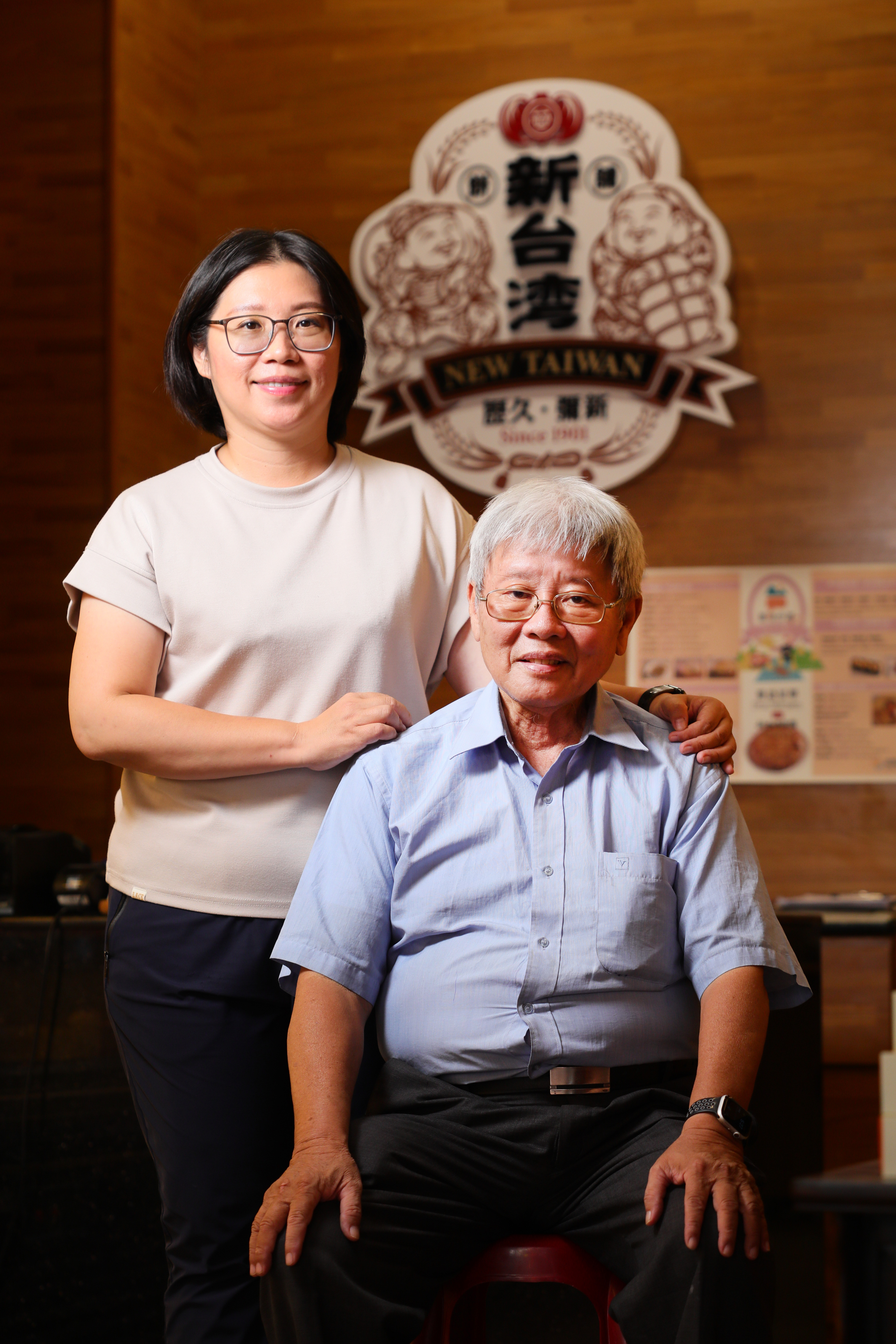 第二代盧昆常（右）與三代盧雅羚（左），父女合力傳承老餅舖。