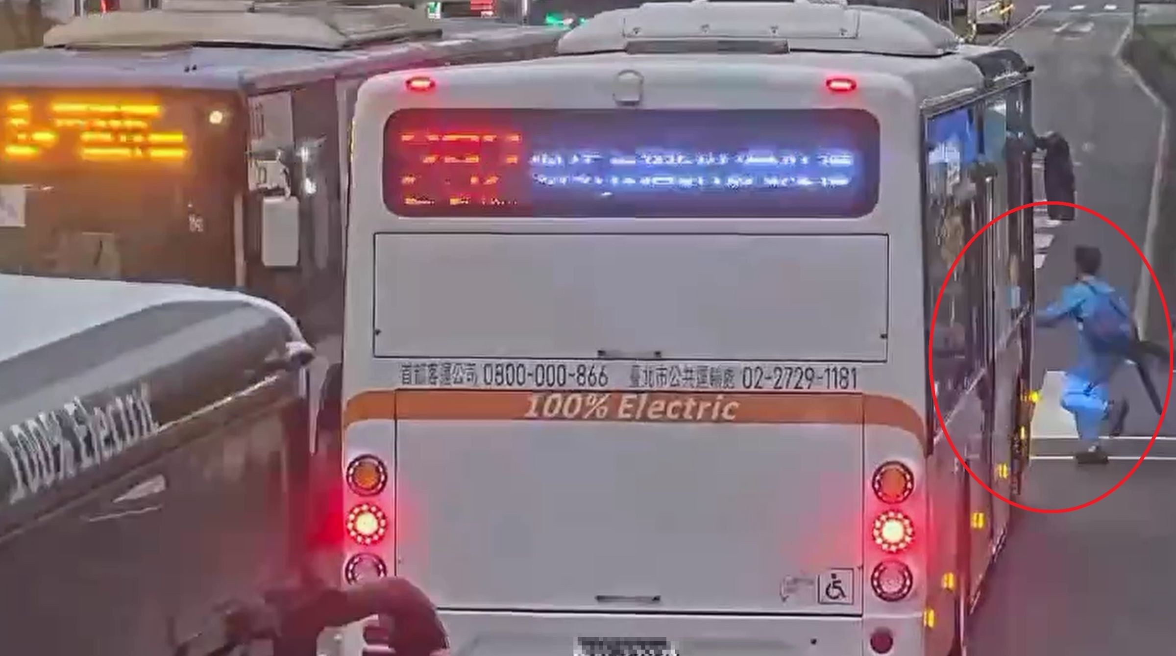 台北市一名學童昨日傍晚在信義路四段闖紅燈，當時雙向公車起步緊急煞車，才沒有釀成重大事故。（翻攝畫面）