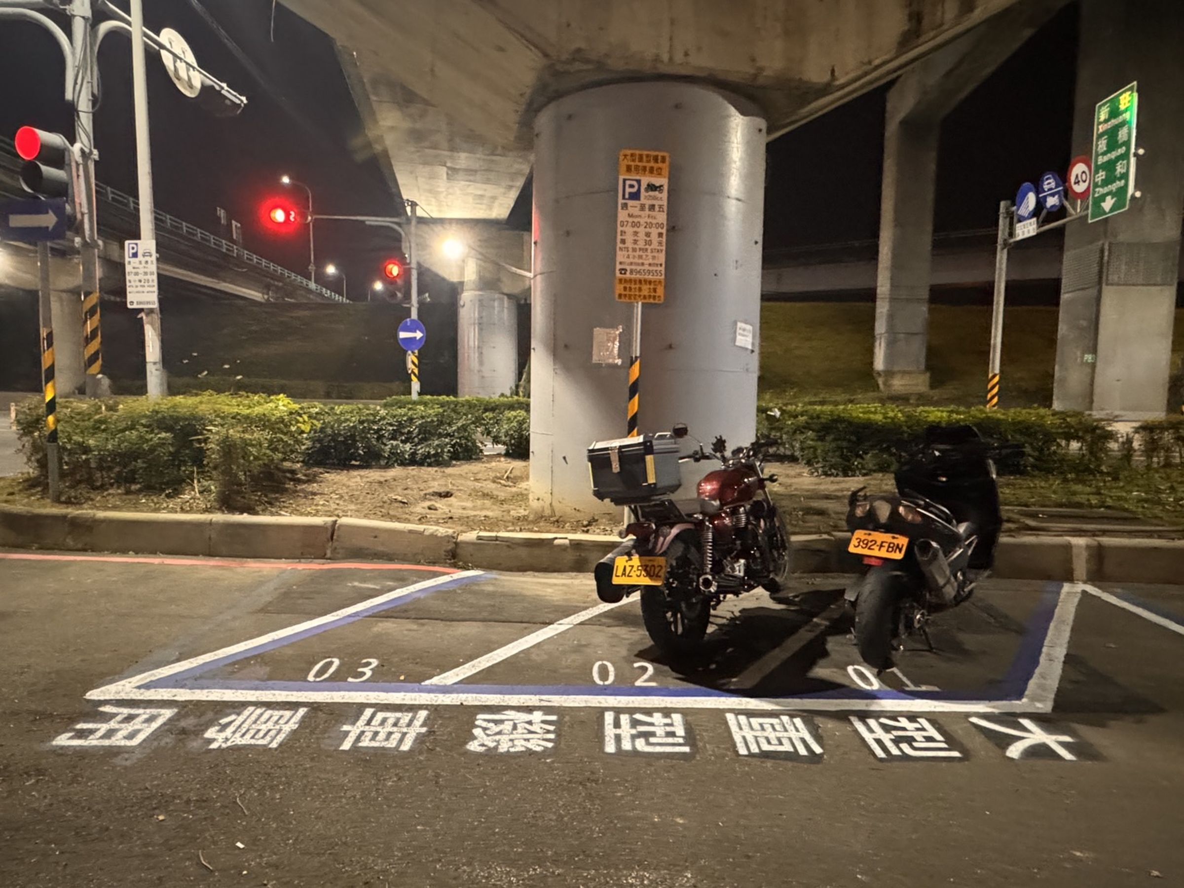 三重大型重機專用停車格。(新北交通局提供)