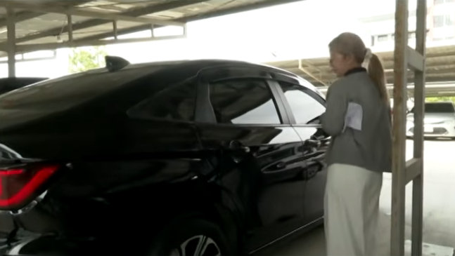 泰國一名人妻在小三車上安裝炸彈，展開反擊。（翻攝自YouTube@AMARINTVHD）