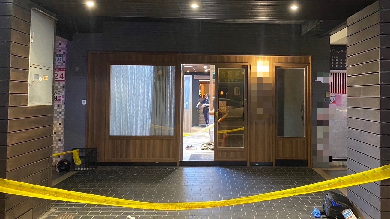 竊嫌潛入該處複合式髮廊行竊失風，將自己反鎖在廁所內。（翻攝畫面）